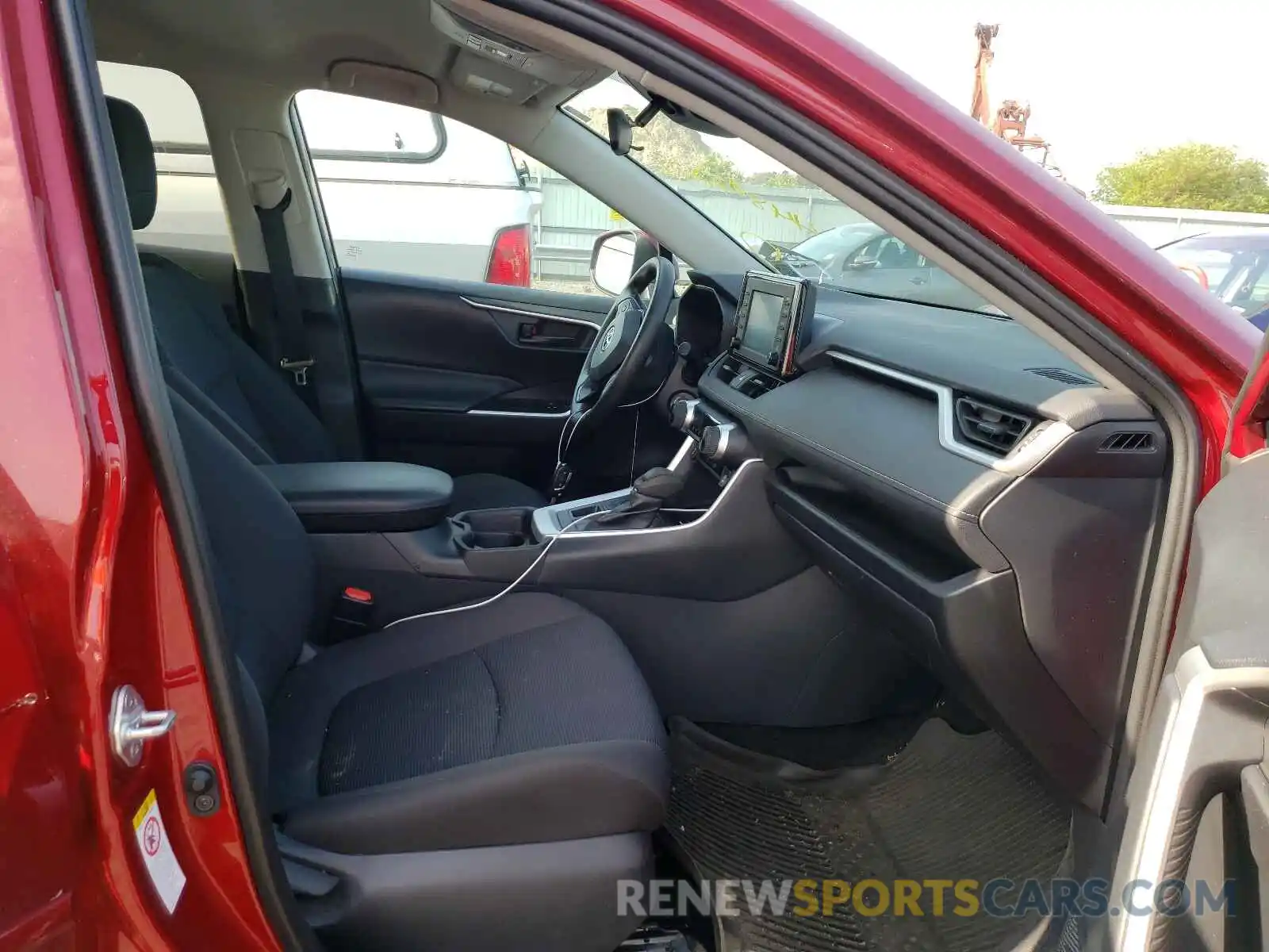 5 Photograph of a damaged car 2T3G1RFV5KW041760 TOYOTA RAV4 2019