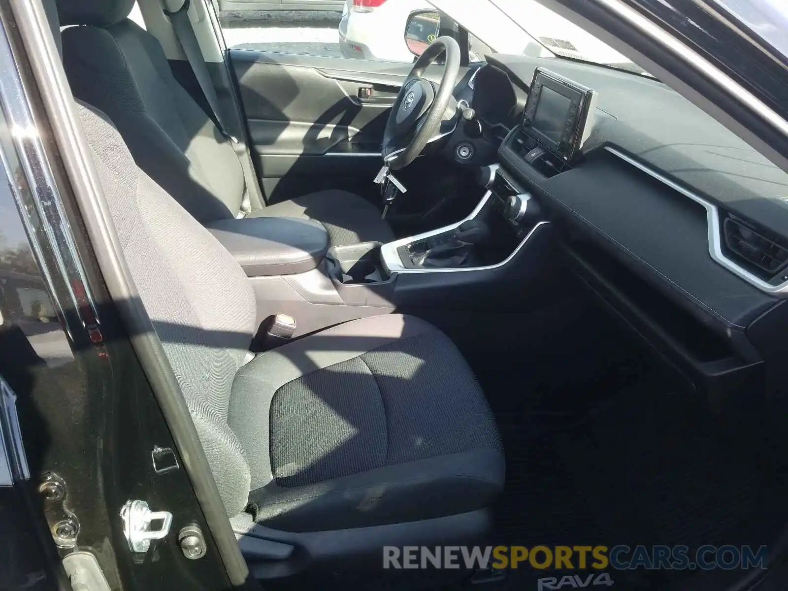 5 Photograph of a damaged car 2T3G1RFV5KW049485 TOYOTA RAV4 2019