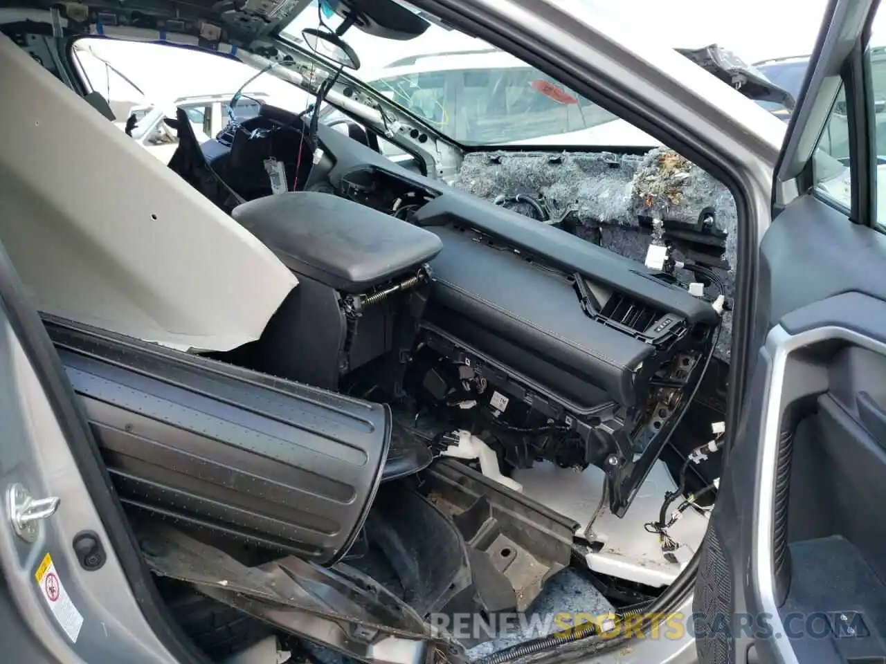 5 Photograph of a damaged car 2T3G1RFV8KW024936 TOYOTA RAV4 2019