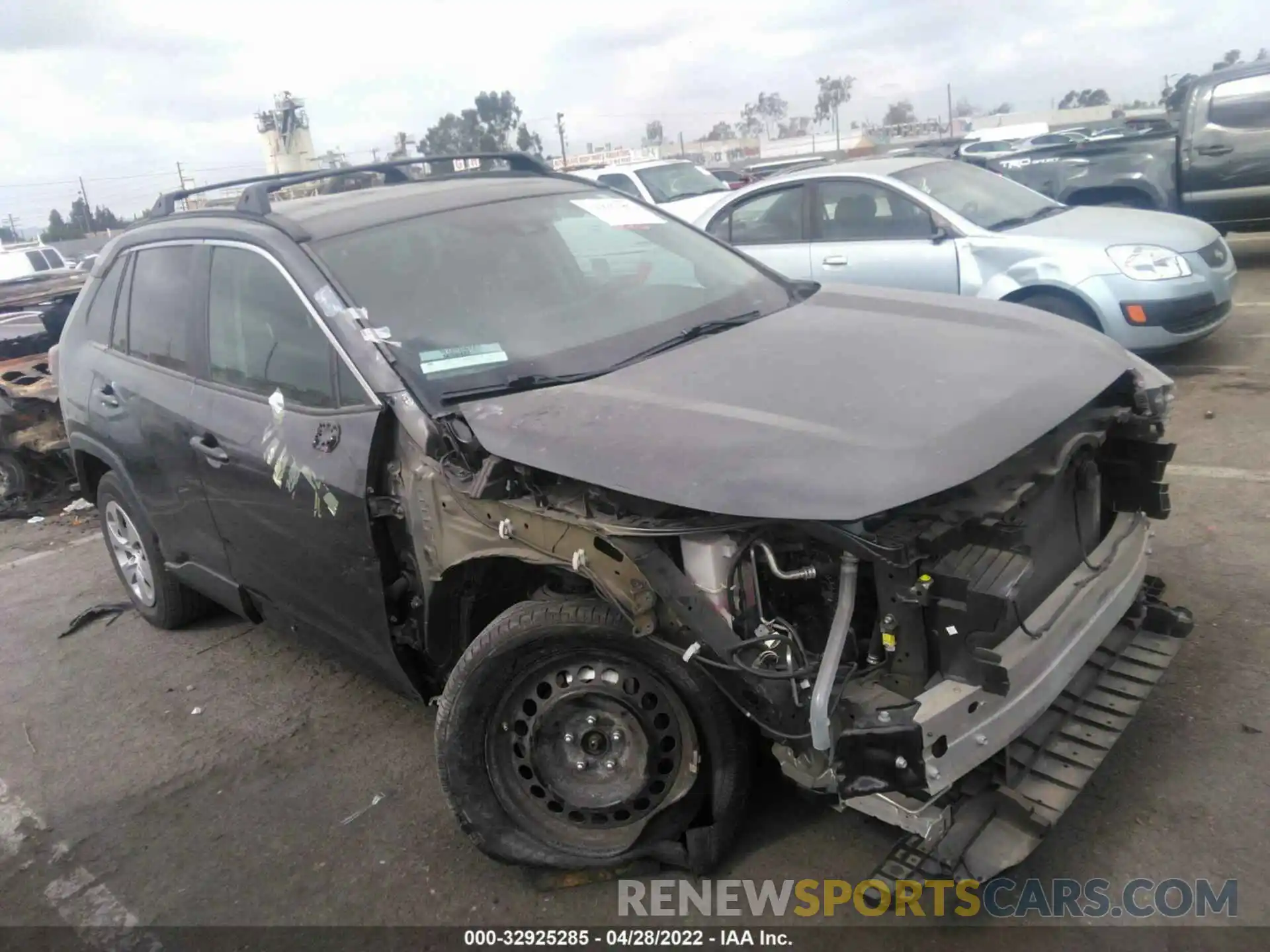 1 Photograph of a damaged car 2T3H1RFV0KC015167 TOYOTA RAV4 2019