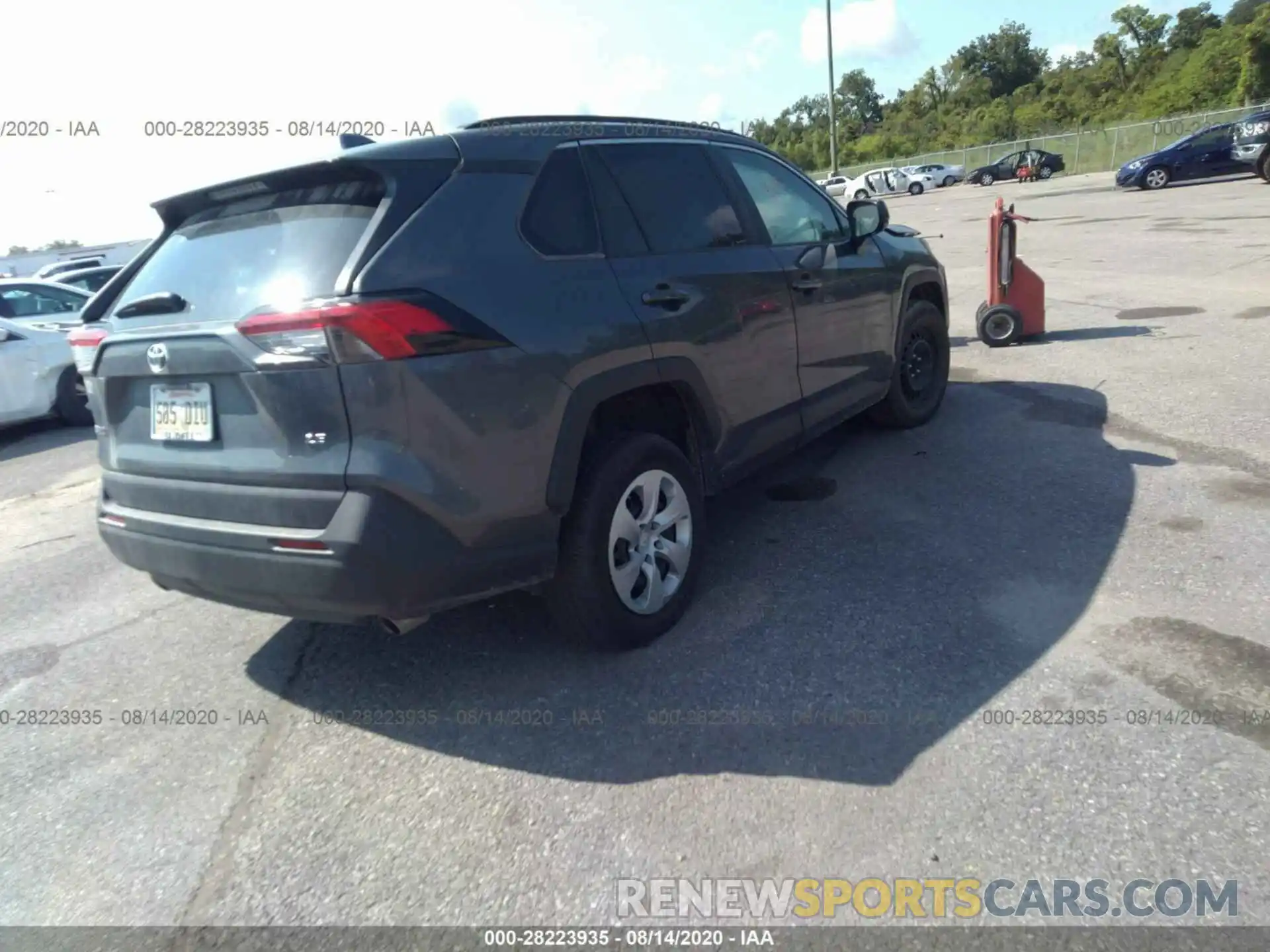 4 Photograph of a damaged car 2T3H1RFV0KC022412 TOYOTA RAV4 2019