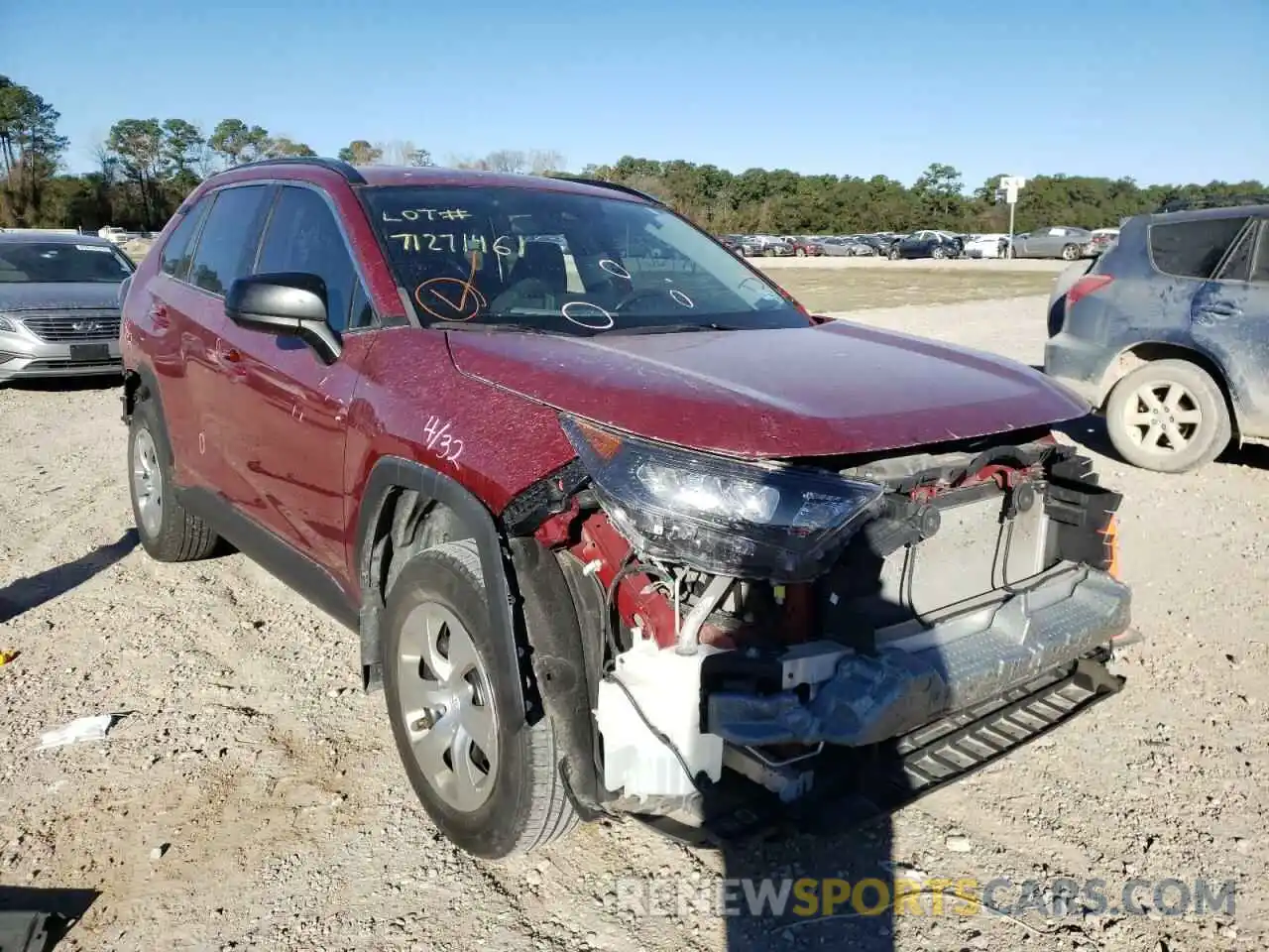 1 Photograph of a damaged car 2T3H1RFV0KW015782 TOYOTA RAV4 2019