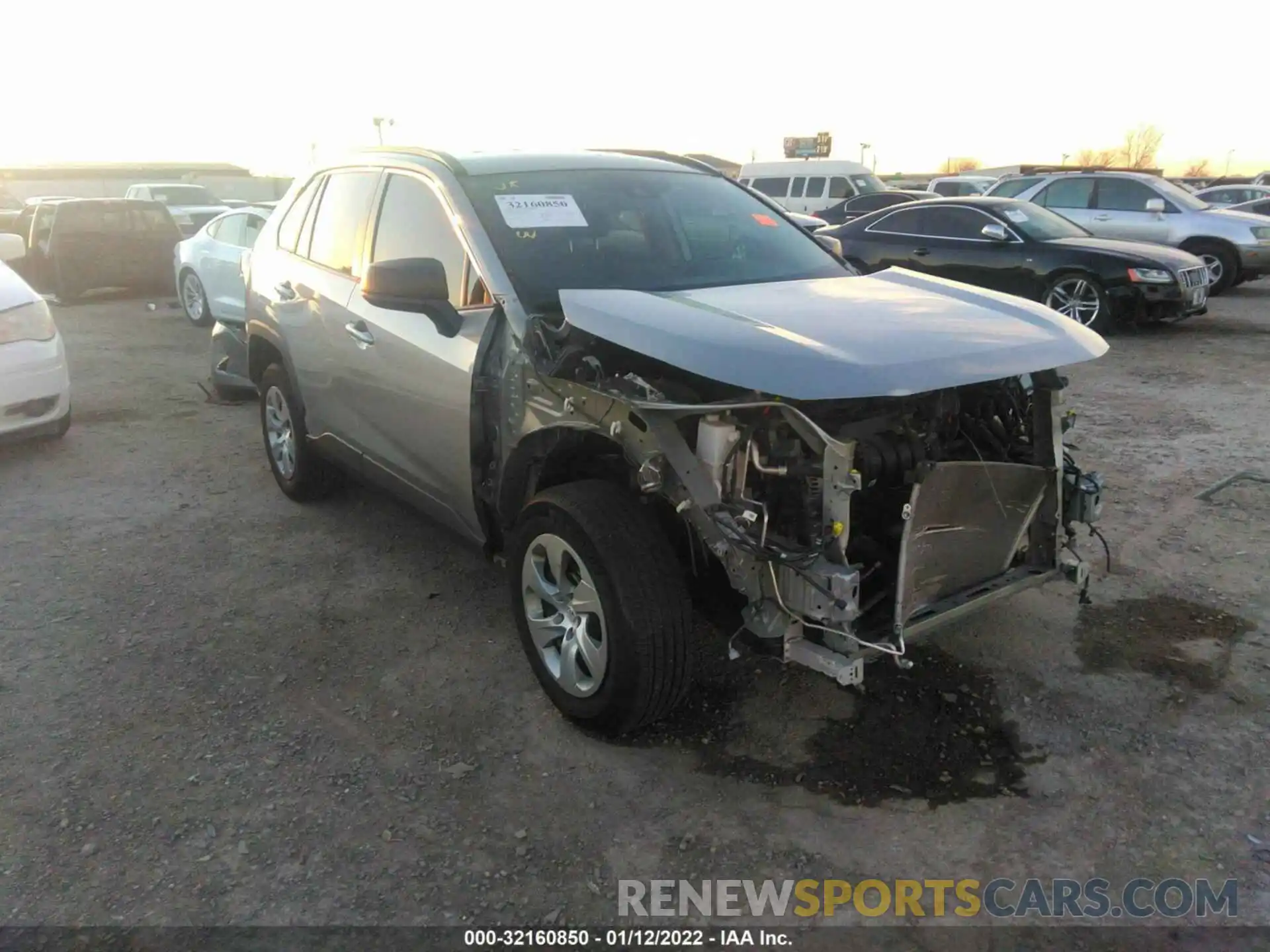 1 Photograph of a damaged car 2T3H1RFV0KW016320 TOYOTA RAV4 2019