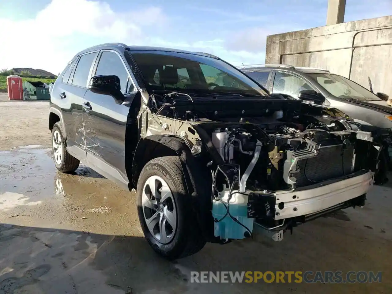 1 Photograph of a damaged car 2T3H1RFV0KW033151 TOYOTA RAV4 2019