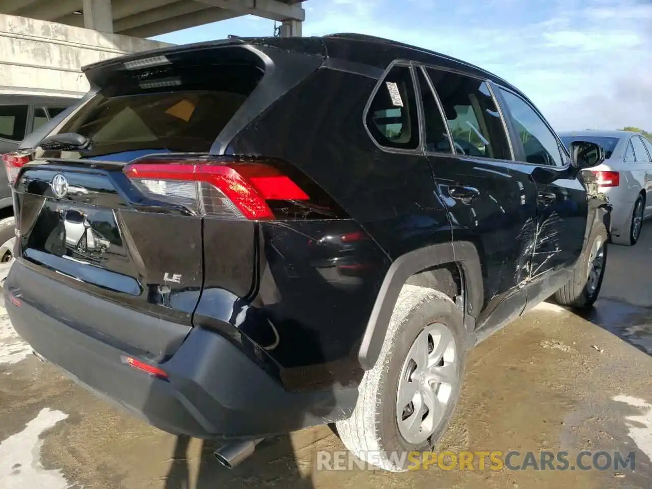 4 Photograph of a damaged car 2T3H1RFV0KW033151 TOYOTA RAV4 2019