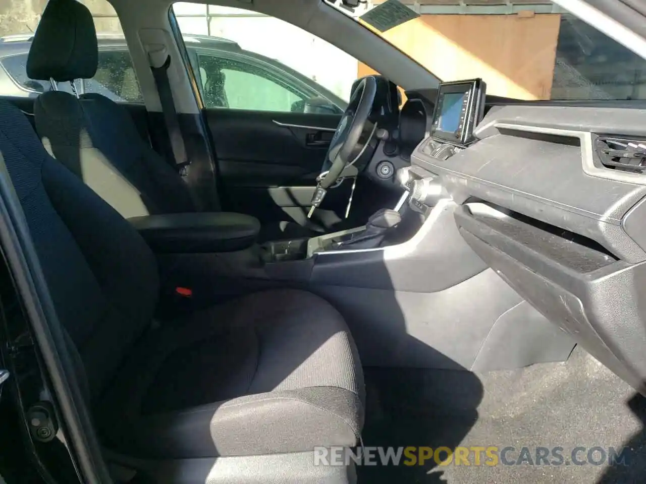 5 Photograph of a damaged car 2T3H1RFV0KW033151 TOYOTA RAV4 2019