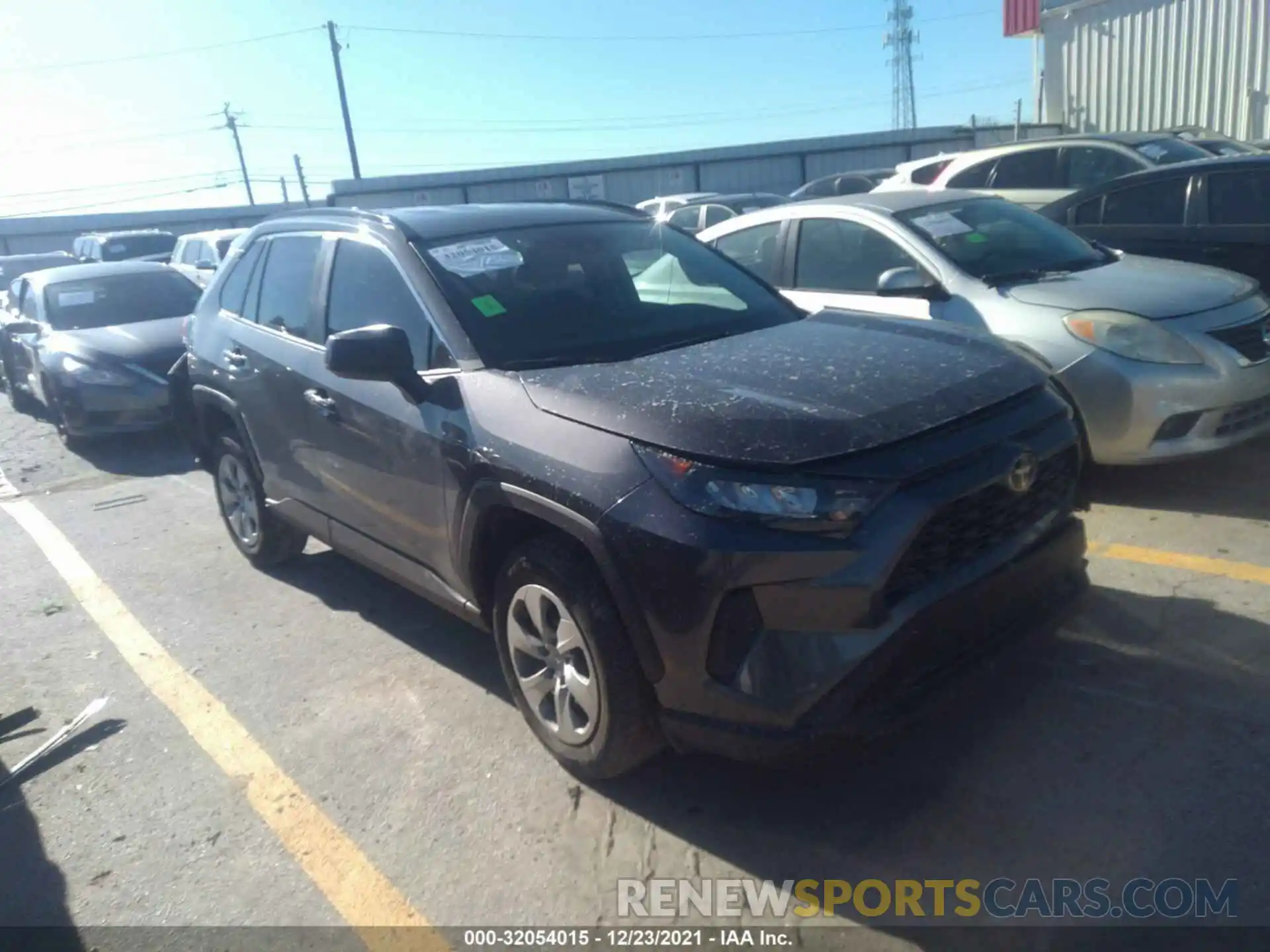 1 Photograph of a damaged car 2T3H1RFV0KW043842 TOYOTA RAV4 2019