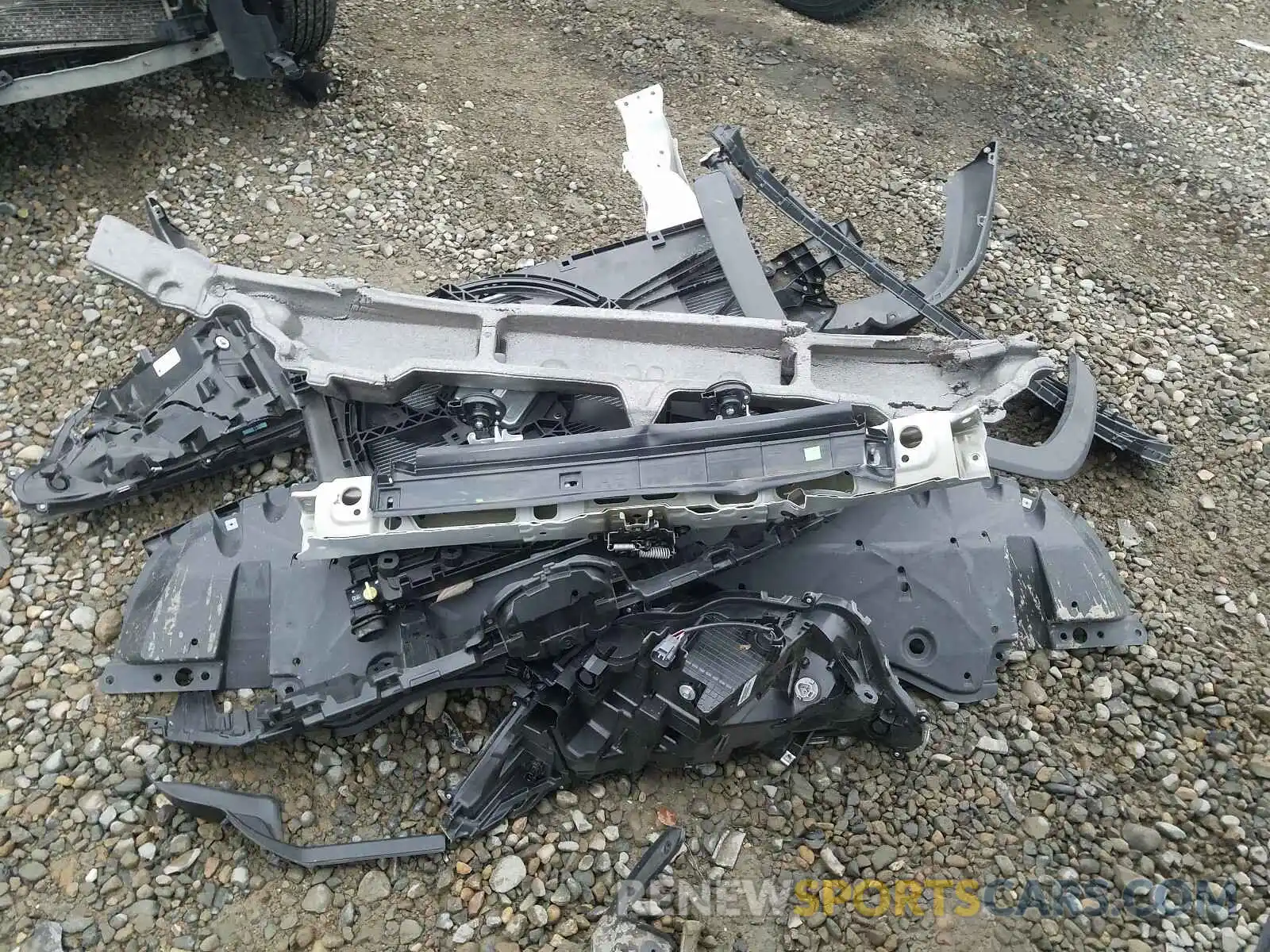9 Photograph of a damaged car 2T3H1RFV1KC018630 TOYOTA RAV4 2019