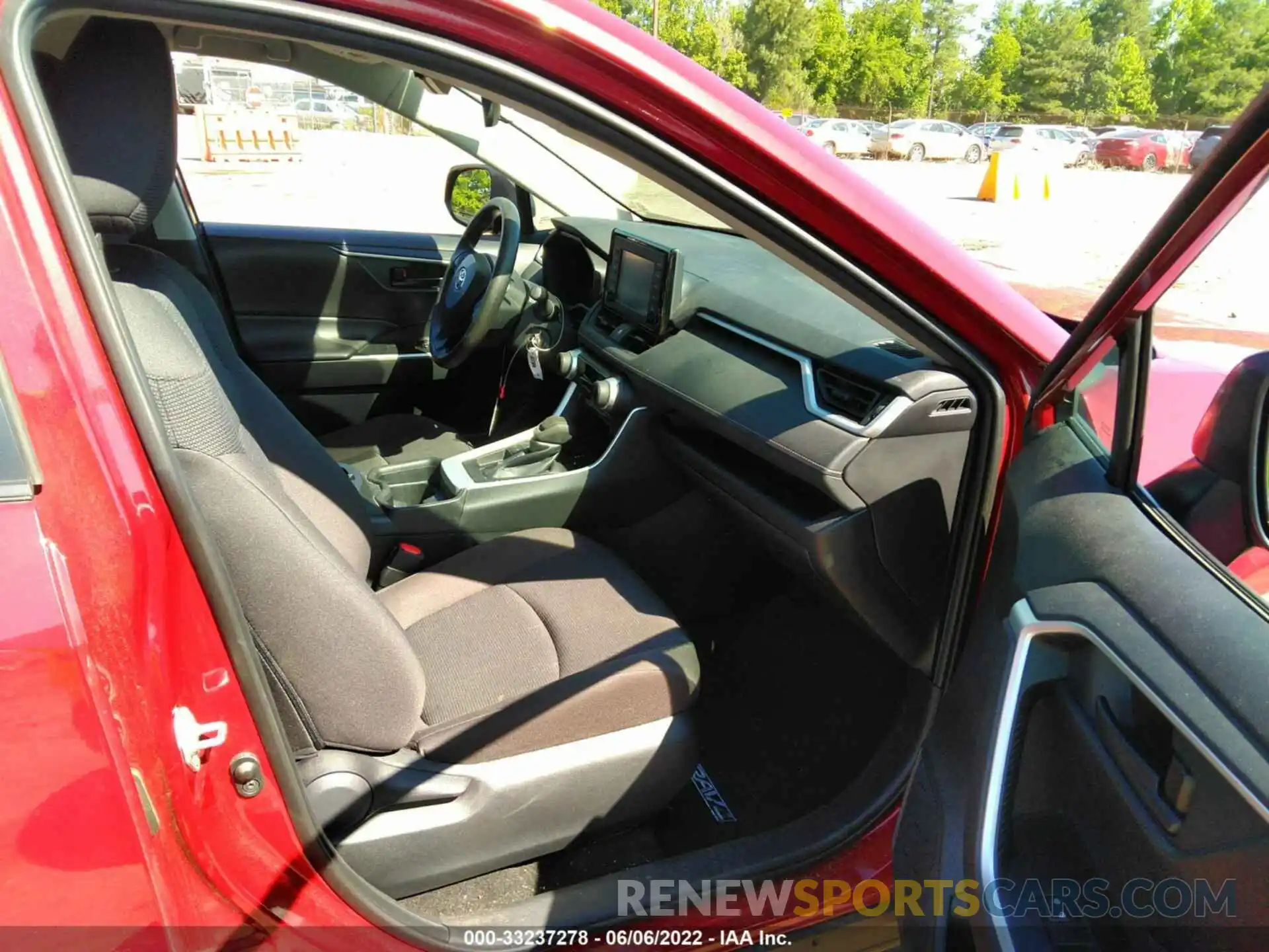 5 Photograph of a damaged car 2T3H1RFV1KC031636 TOYOTA RAV4 2019