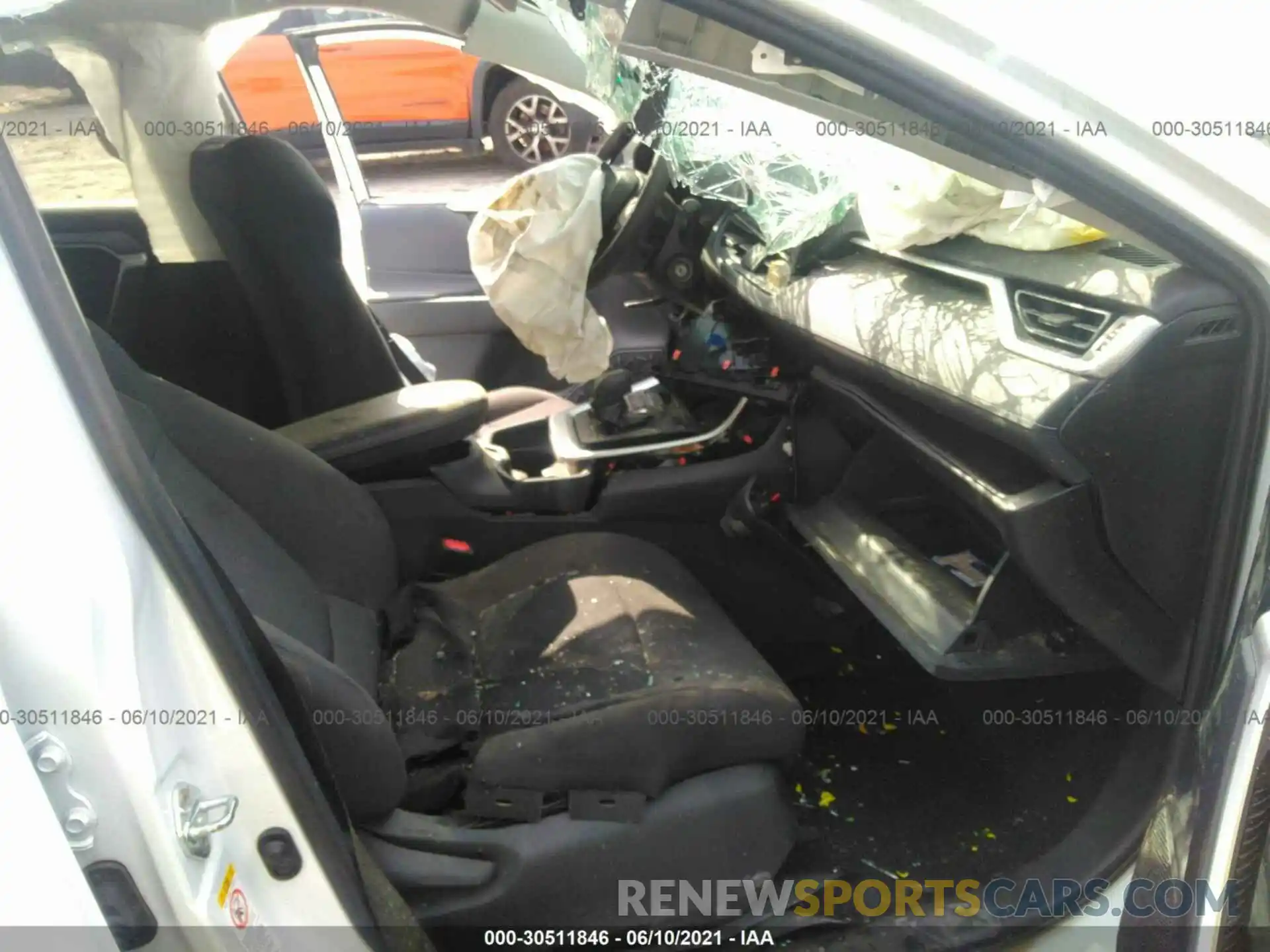 5 Photograph of a damaged car 2T3H1RFV1KW020778 TOYOTA RAV4 2019