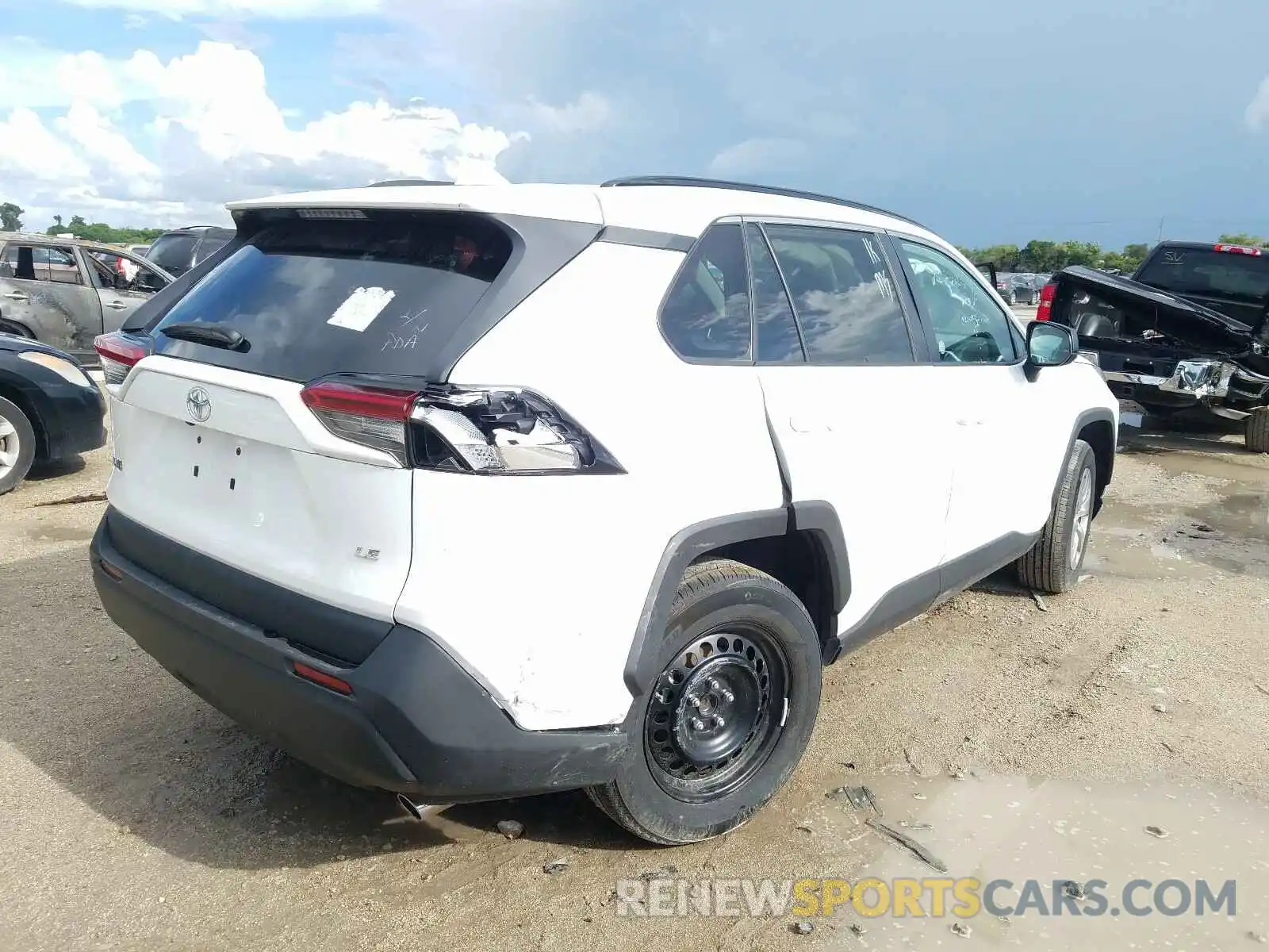 4 Photograph of a damaged car 2T3H1RFV1KW021042 TOYOTA RAV4 2019