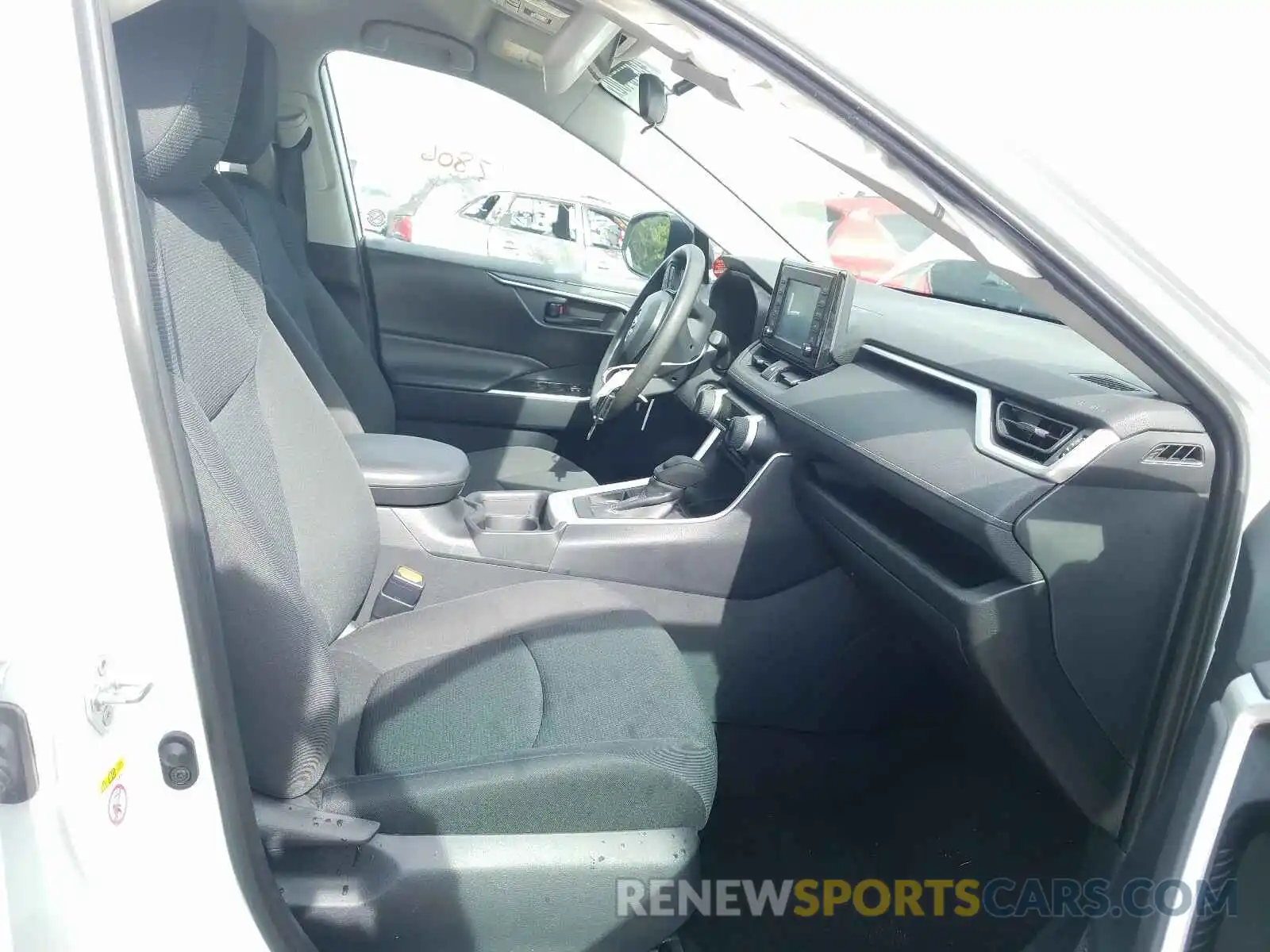 5 Photograph of a damaged car 2T3H1RFV1KW021042 TOYOTA RAV4 2019