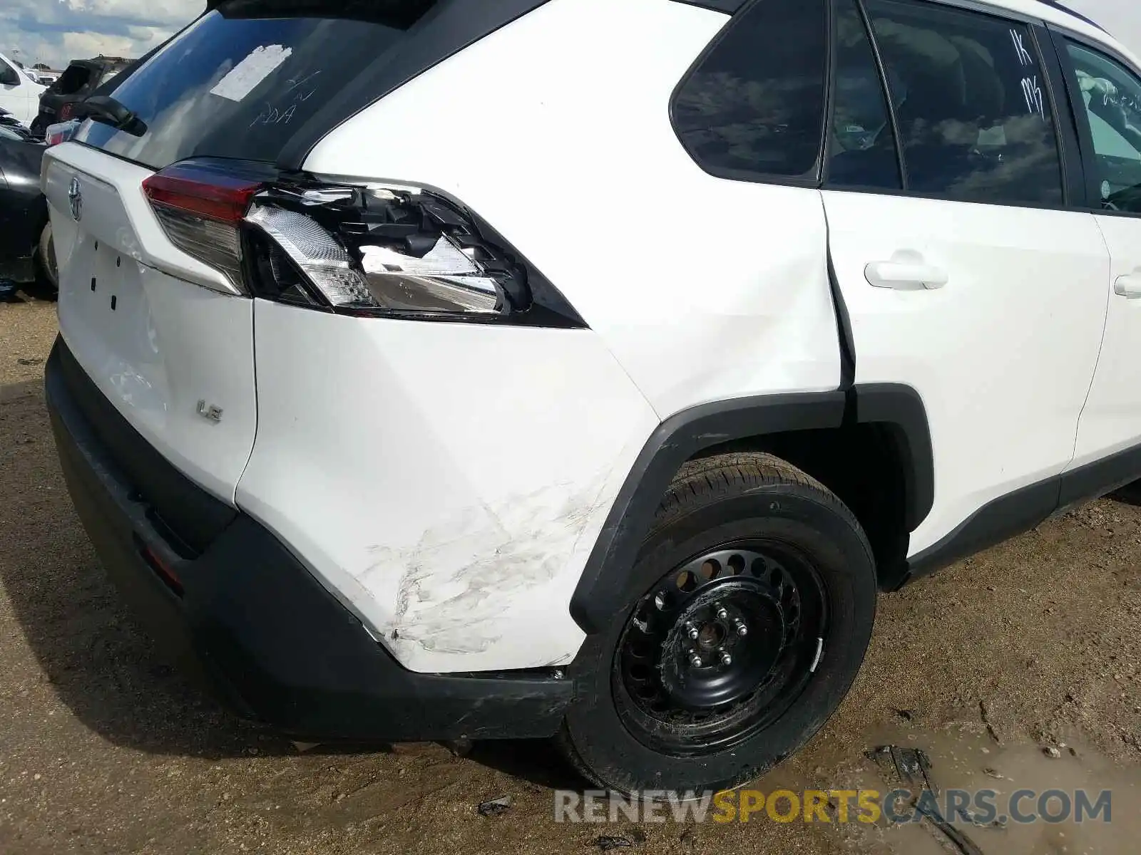 9 Photograph of a damaged car 2T3H1RFV1KW021042 TOYOTA RAV4 2019