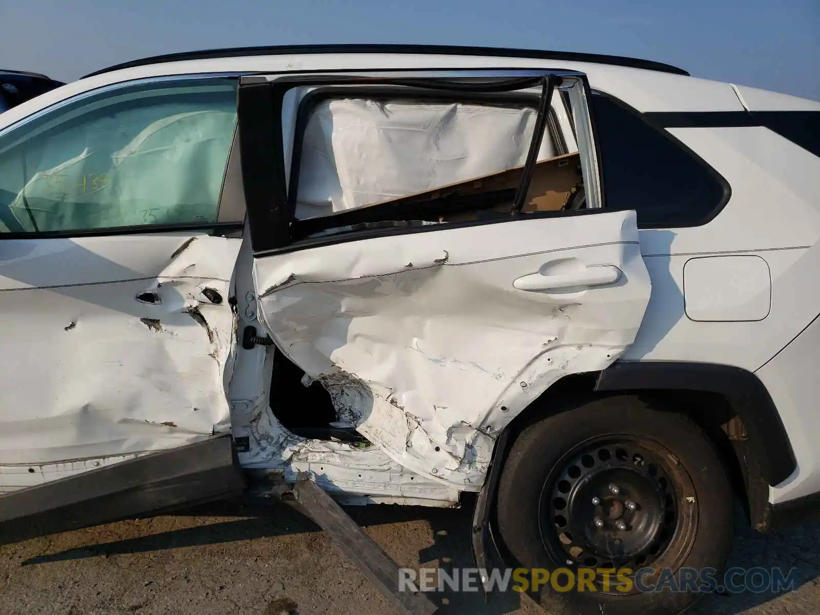 9 Photograph of a damaged car 2T3H1RFV1KW029948 TOYOTA RAV4 2019