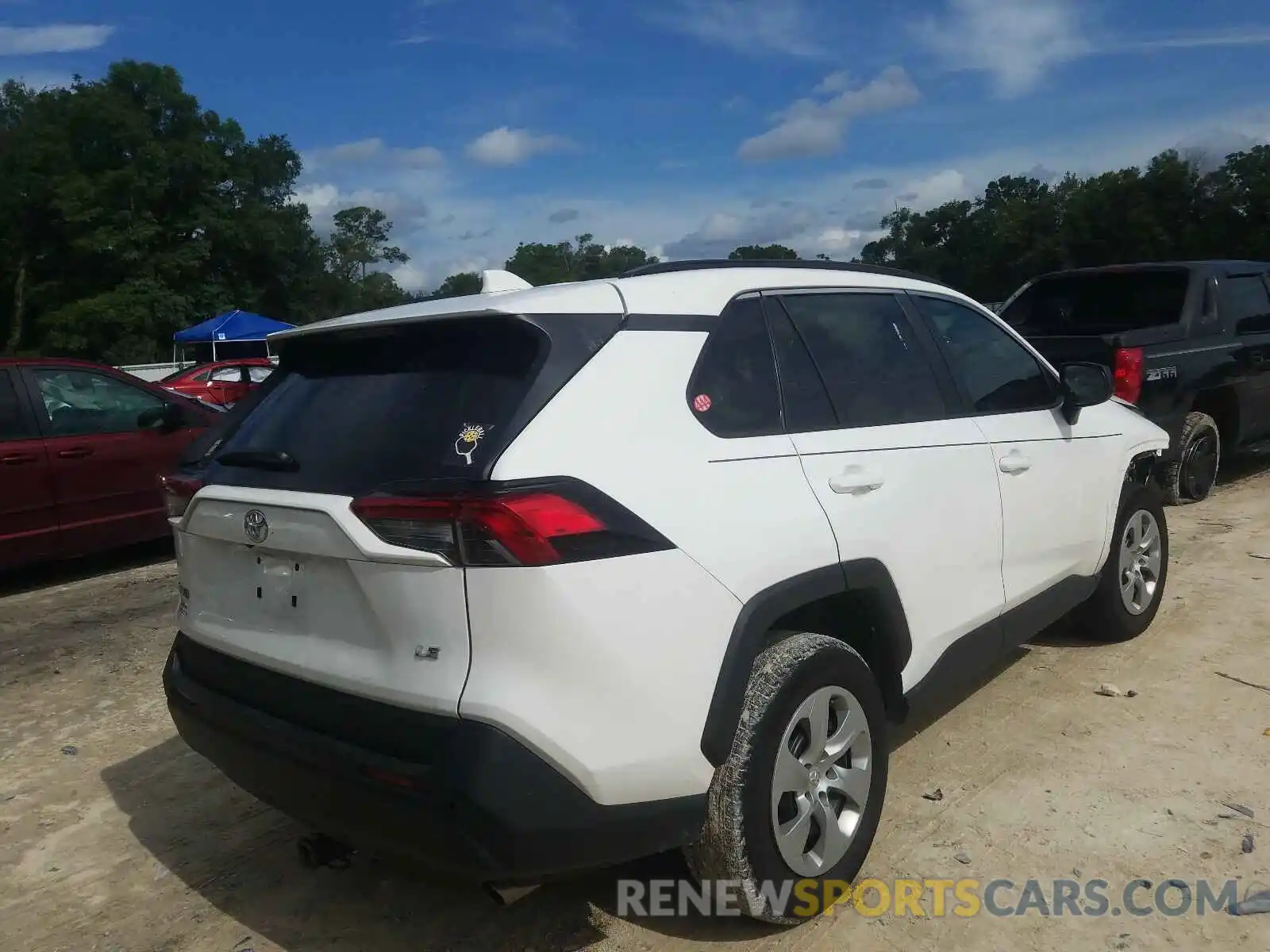 4 Photograph of a damaged car 2T3H1RFV1KW035684 TOYOTA RAV4 2019