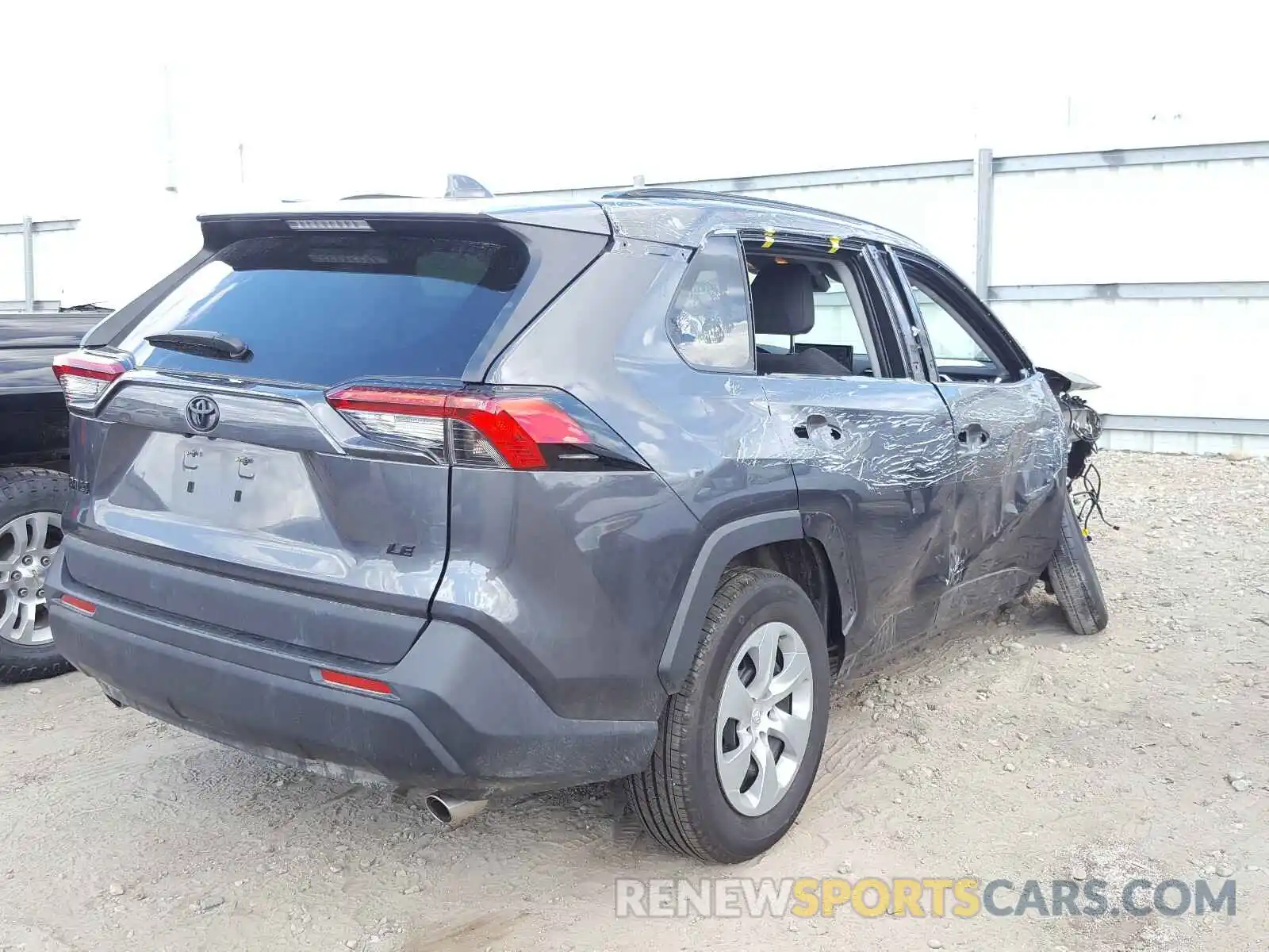 4 Photograph of a damaged car 2T3H1RFV1KW038729 TOYOTA RAV4 2019