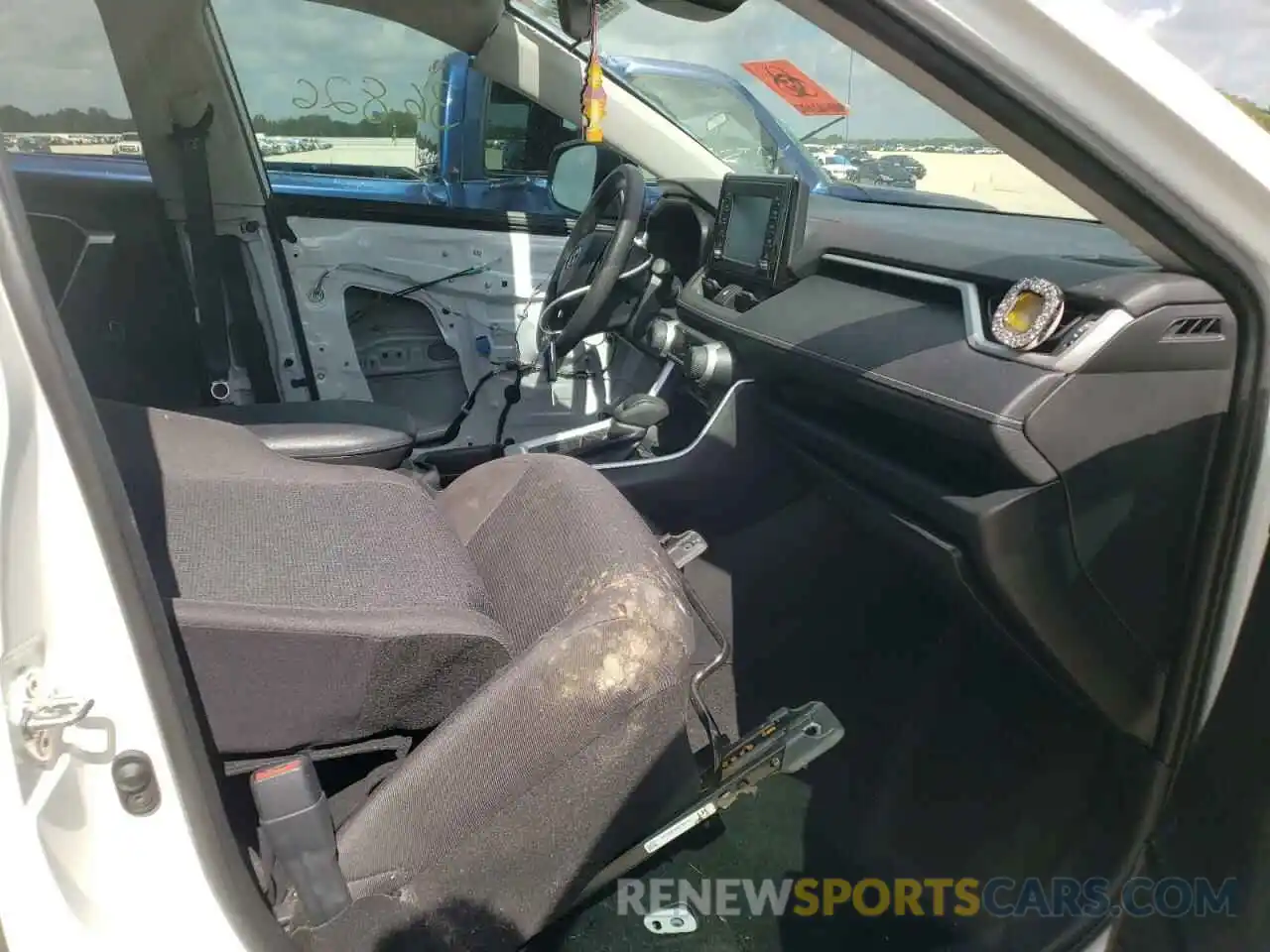 5 Photograph of a damaged car 2T3H1RFV2KC030933 TOYOTA RAV4 2019