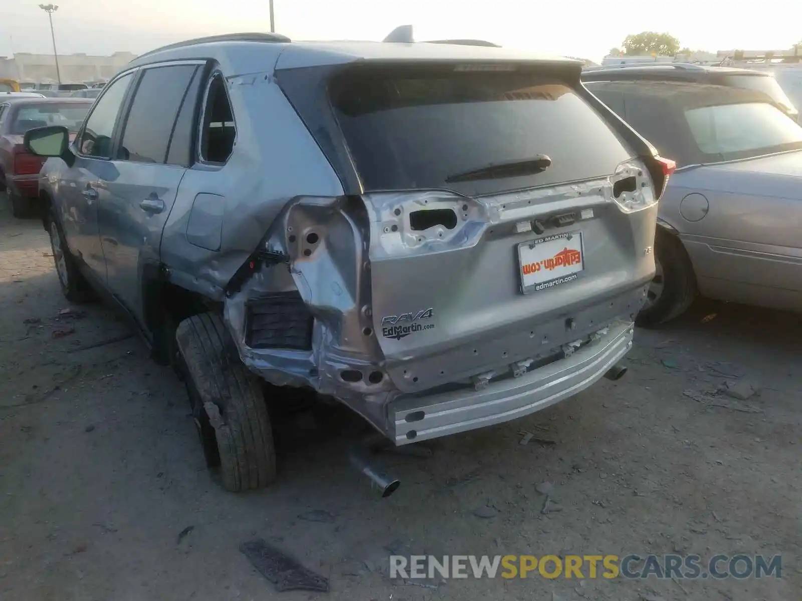 3 Photograph of a damaged car 2T3H1RFV2KW030915 TOYOTA RAV4 2019