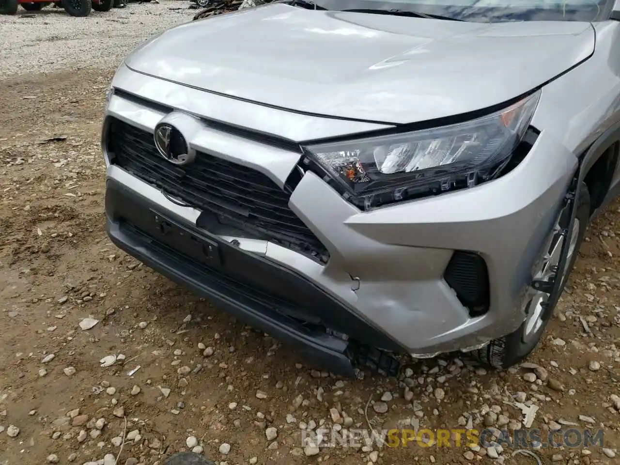 9 Photograph of a damaged car 2T3H1RFV2KW032048 TOYOTA RAV4 2019