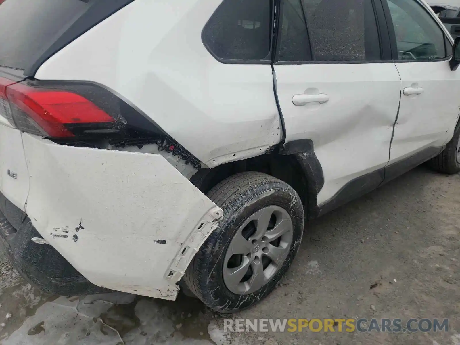 9 Photograph of a damaged car 2T3H1RFV3KW007644 TOYOTA RAV4 2019