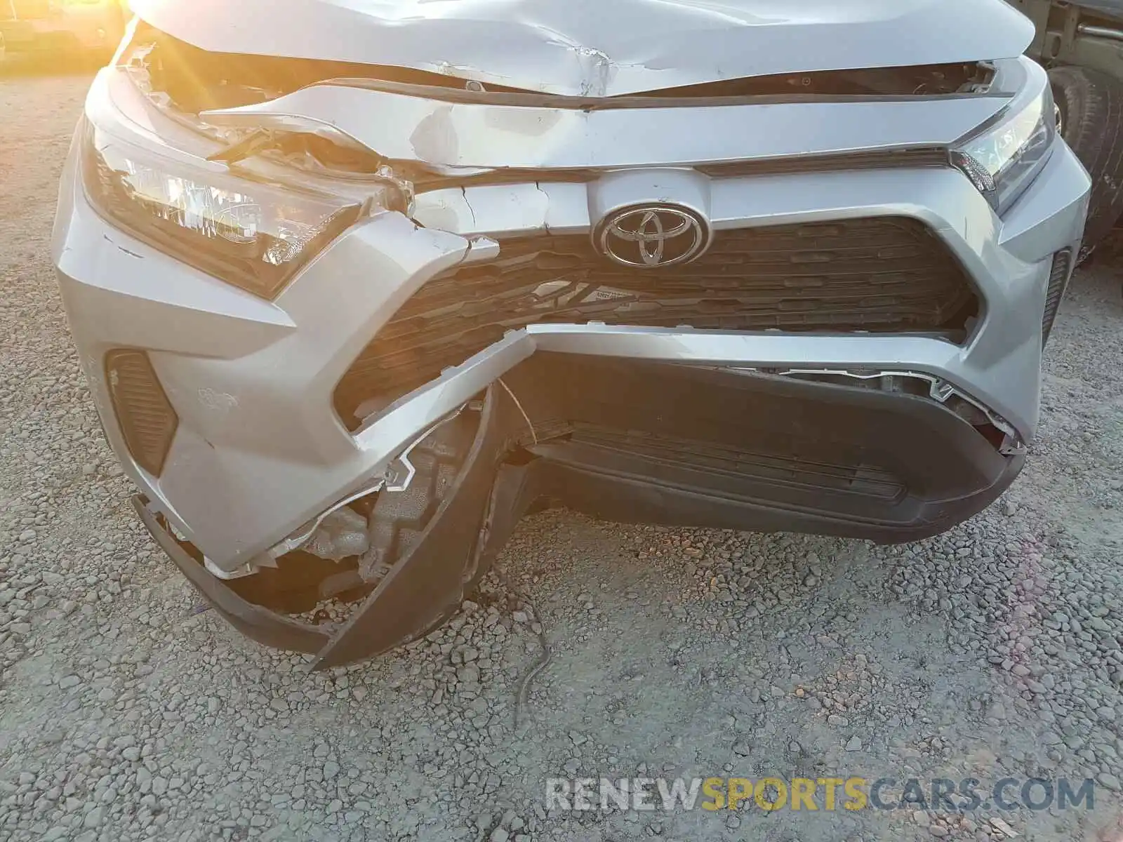 9 Photograph of a damaged car 2T3H1RFV3KW021866 TOYOTA RAV4 2019