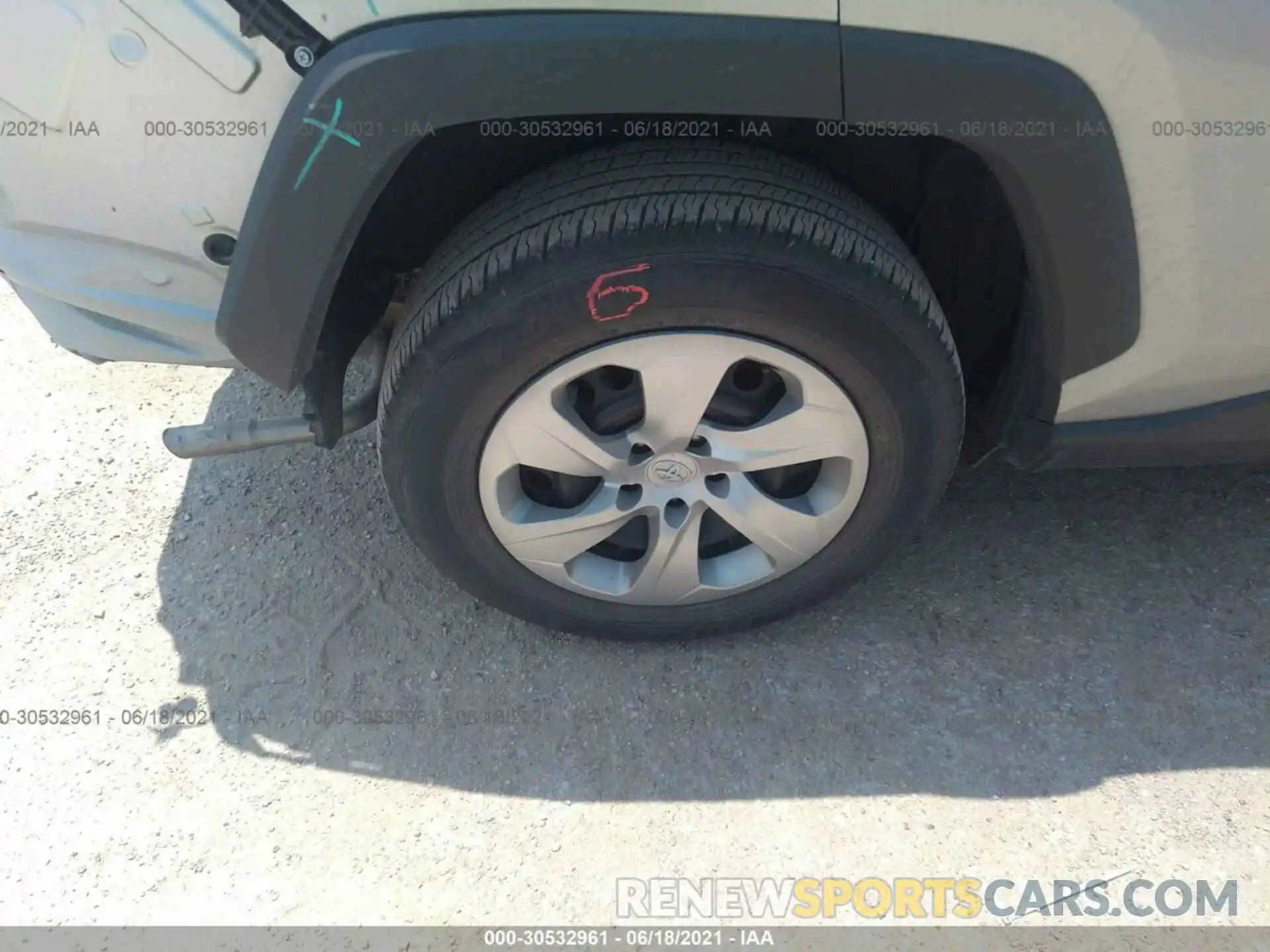 15 Photograph of a damaged car 2T3H1RFV4KC001711 TOYOTA RAV4 2019