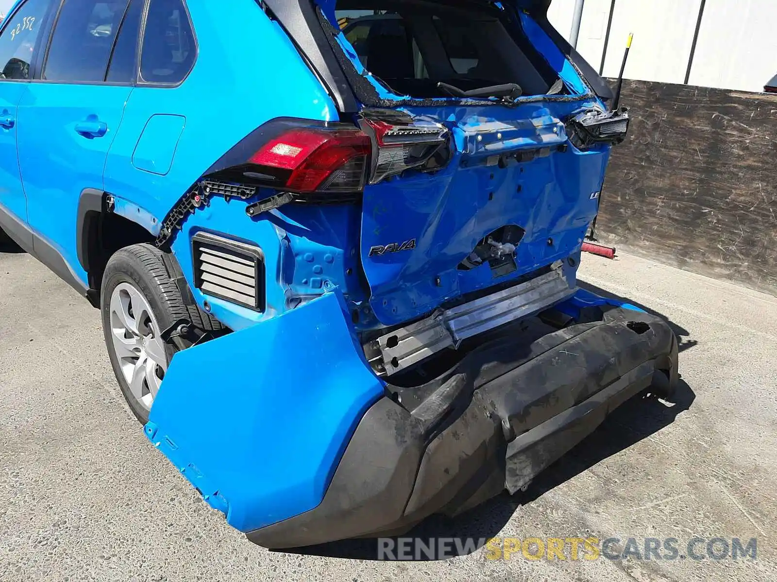 9 Photograph of a damaged car 2T3H1RFV4KC003586 TOYOTA RAV4 2019