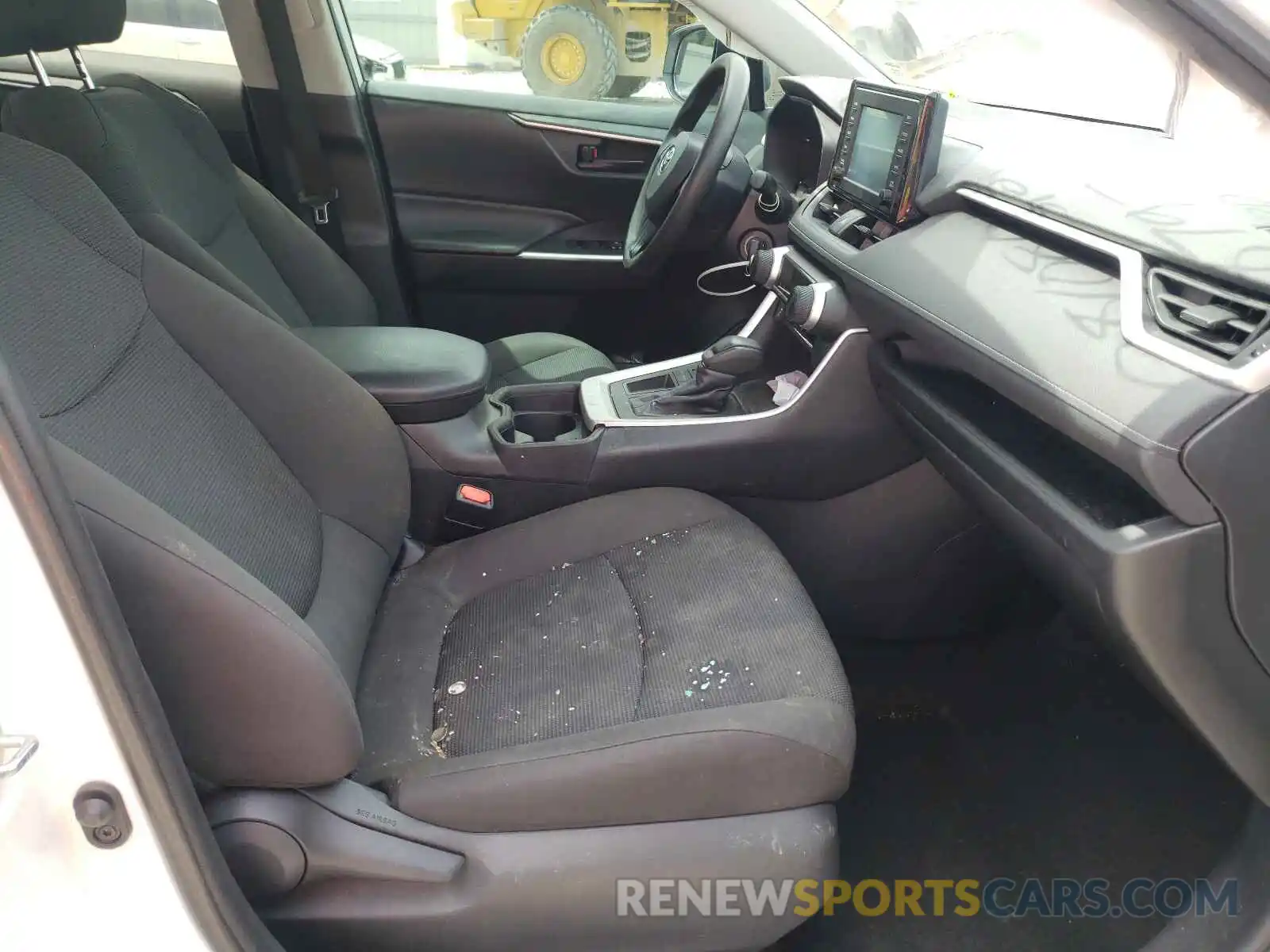 5 Photograph of a damaged car 2T3H1RFV4KC018797 TOYOTA RAV4 2019