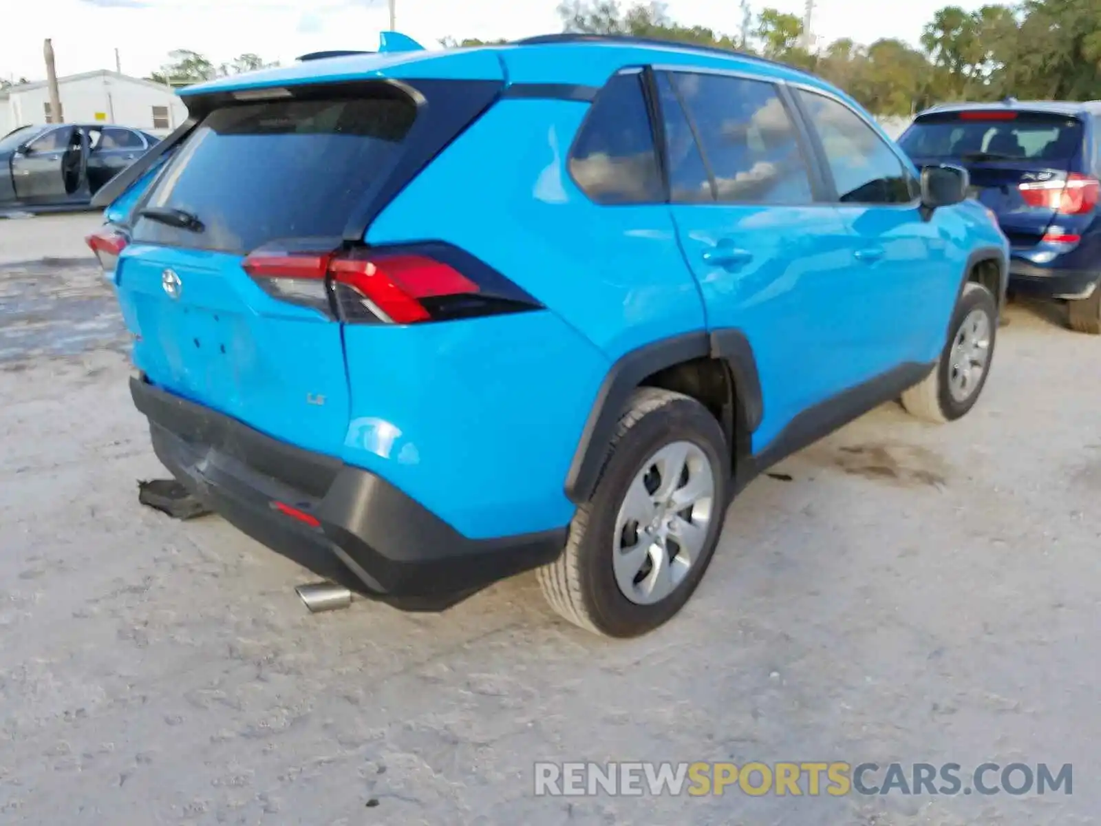 4 Photograph of a damaged car 2T3H1RFV4KW011928 TOYOTA RAV4 2019