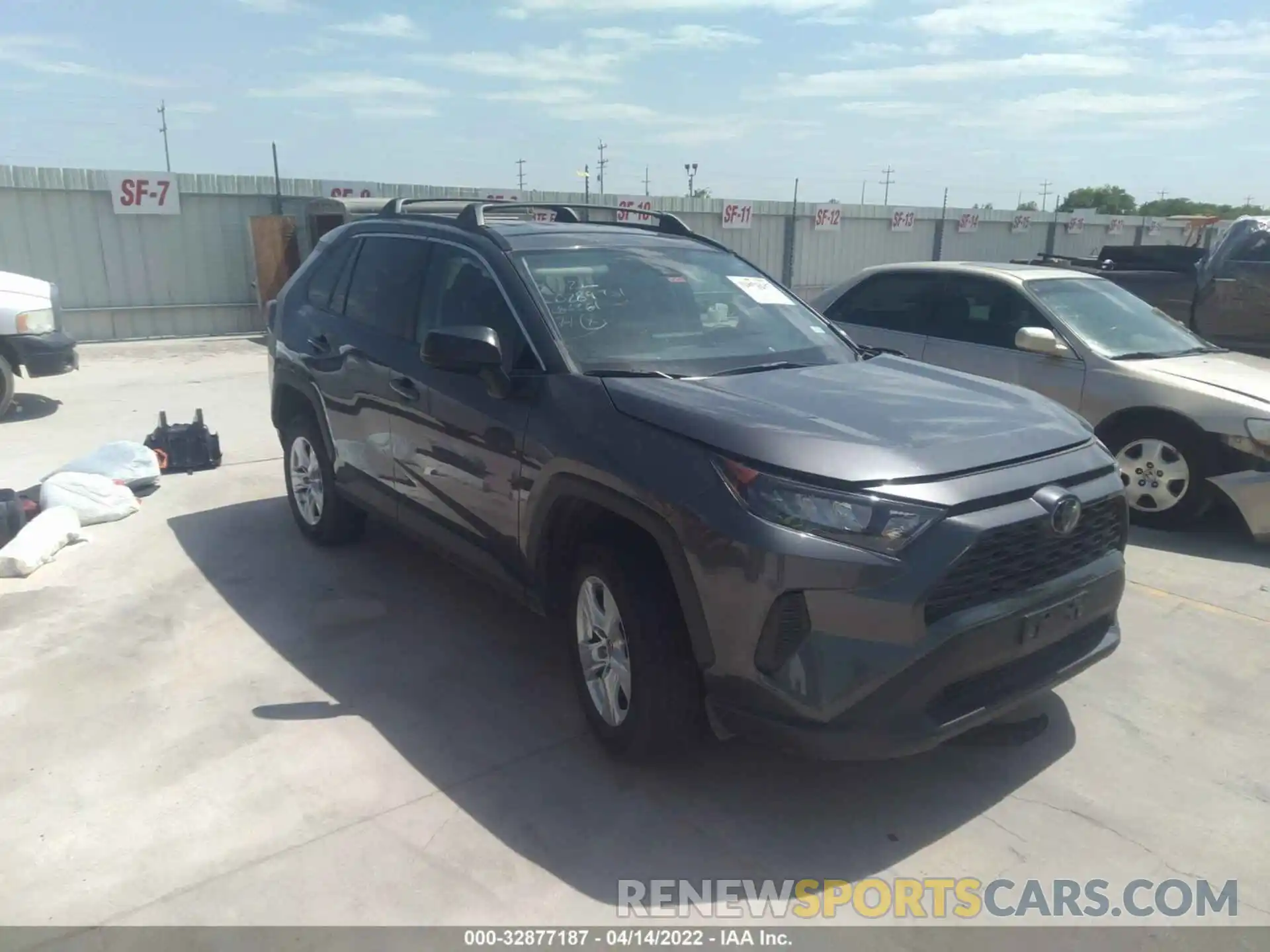 1 Photograph of a damaged car 2T3H1RFV4KW036361 TOYOTA RAV4 2019