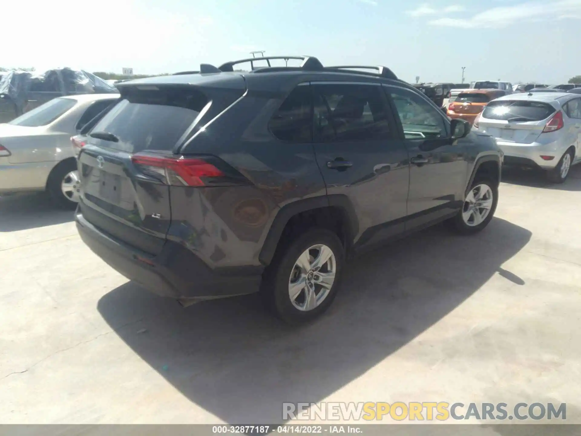 4 Photograph of a damaged car 2T3H1RFV4KW036361 TOYOTA RAV4 2019