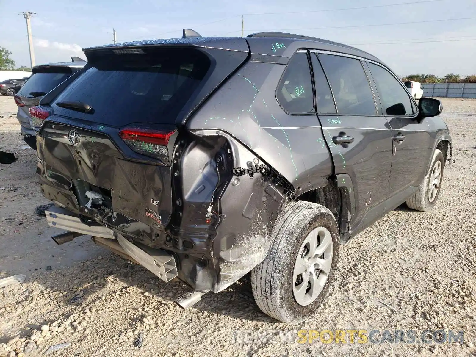 4 Photograph of a damaged car 2T3H1RFV4KW038014 TOYOTA RAV4 2019