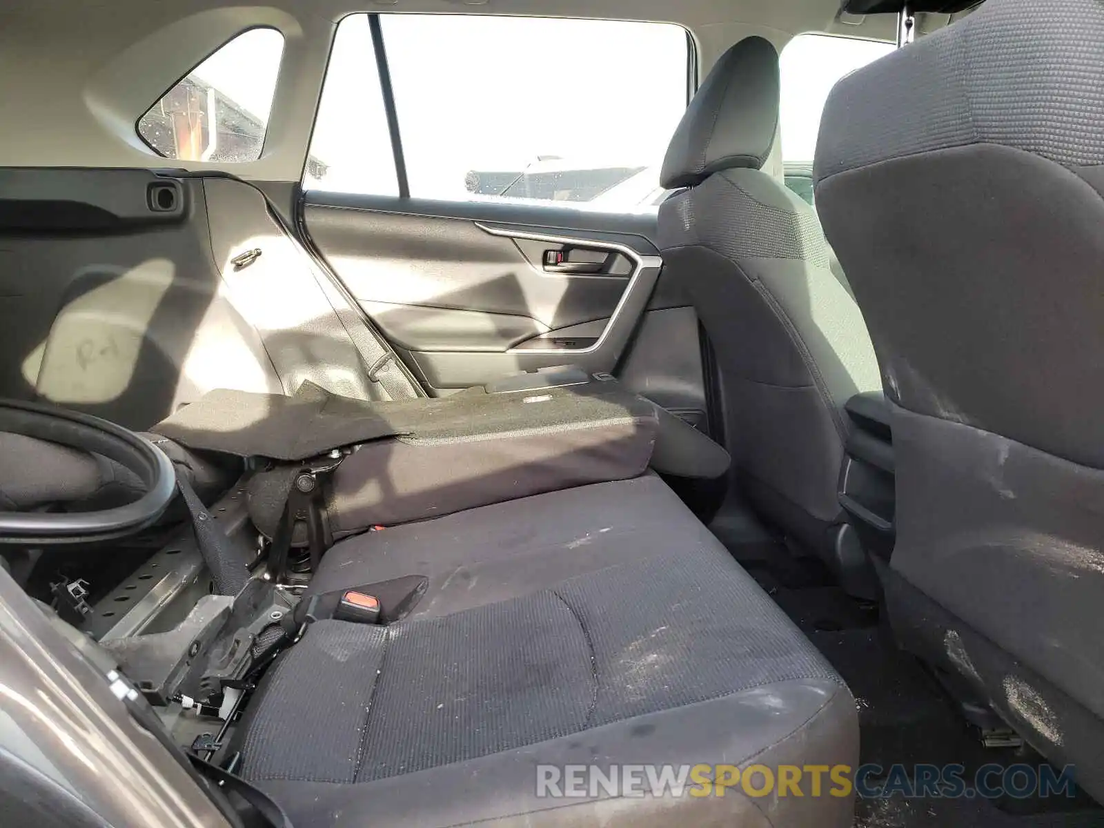 6 Photograph of a damaged car 2T3H1RFV4KW038014 TOYOTA RAV4 2019