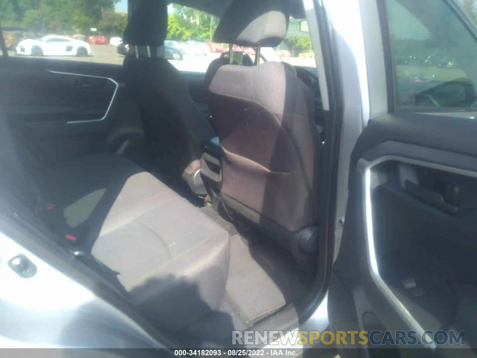 8 Photograph of a damaged car 2T3H1RFV4KW039647 TOYOTA RAV4 2019