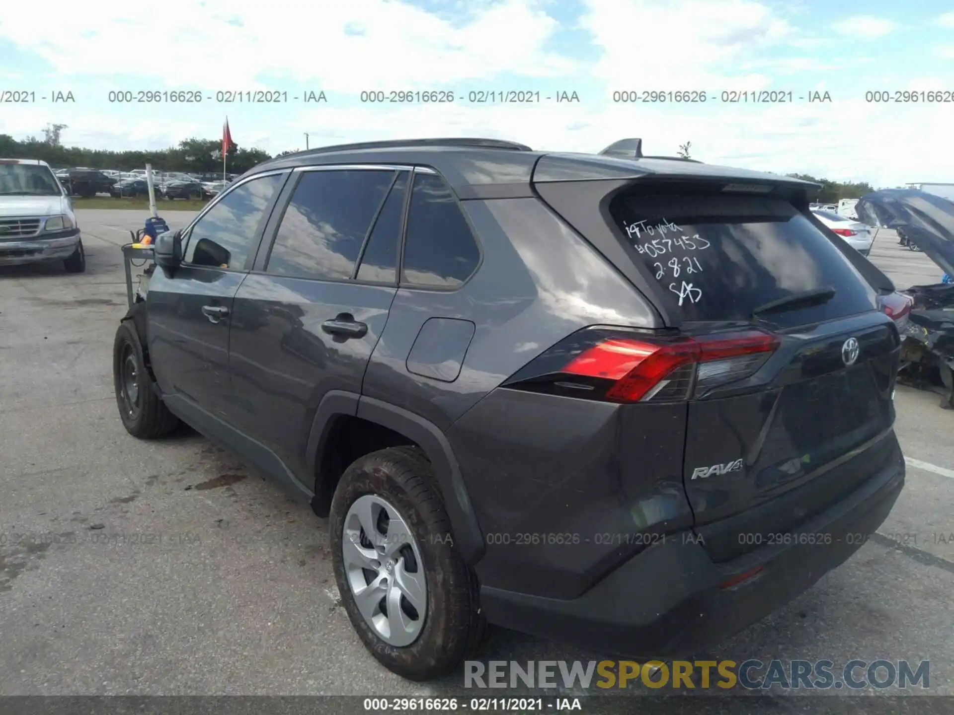 3 Фотография поврежденного автомобиля 2T3H1RFV4KW057453 TOYOTA RAV4 2019