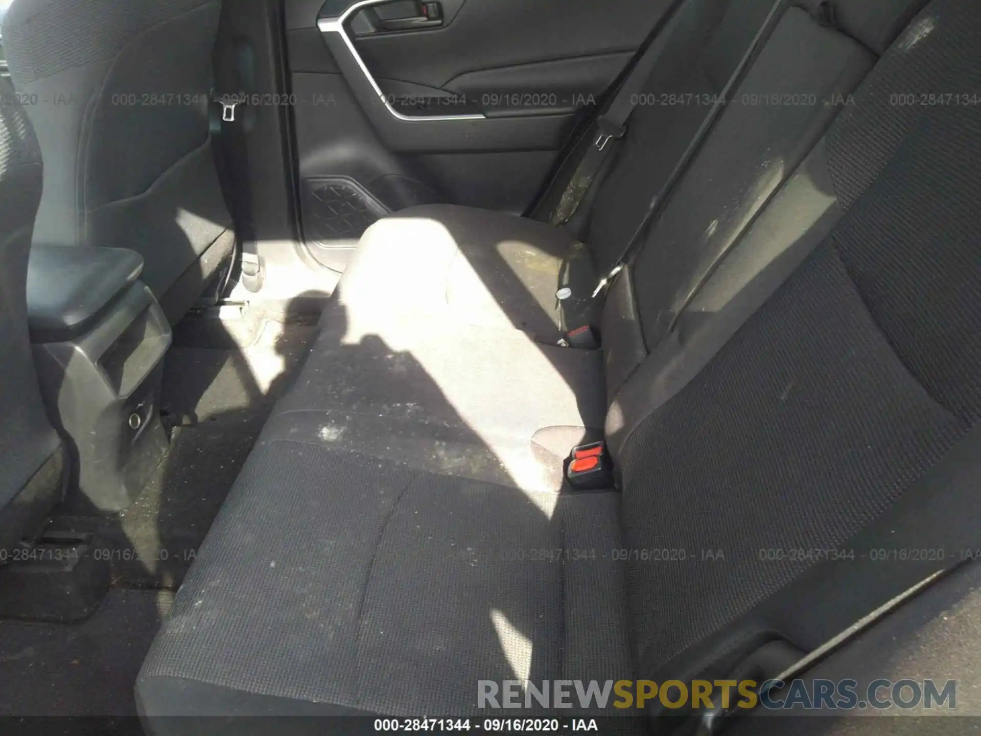 8 Photograph of a damaged car 2T3H1RFV5KC002835 TOYOTA RAV4 2019