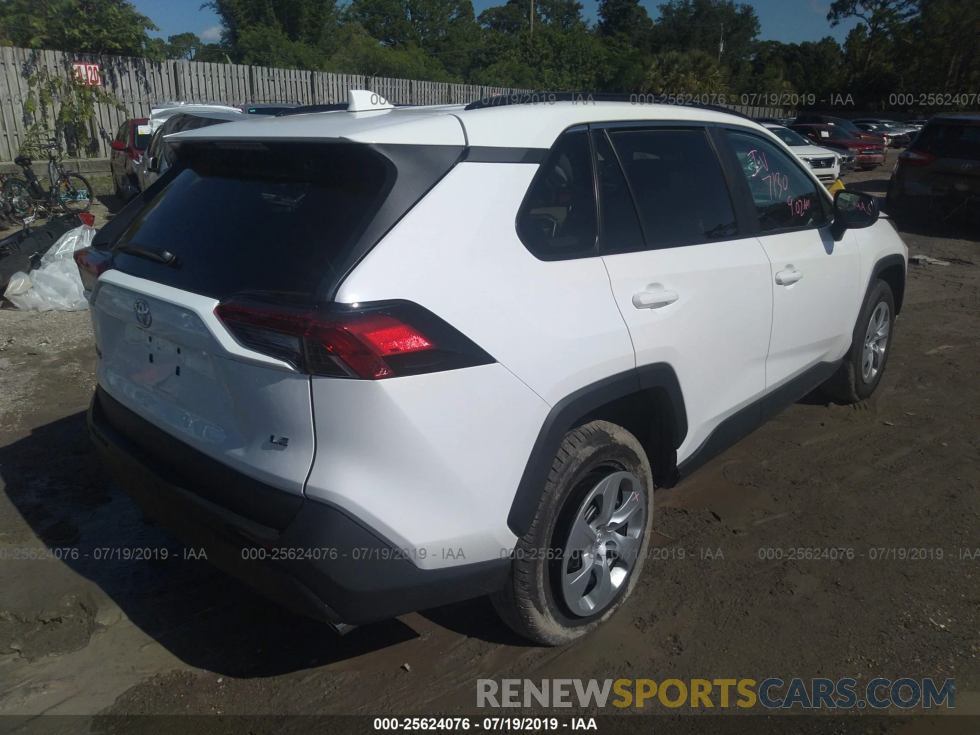 4 Photograph of a damaged car 2T3H1RFV5KC010269 TOYOTA RAV4 2019