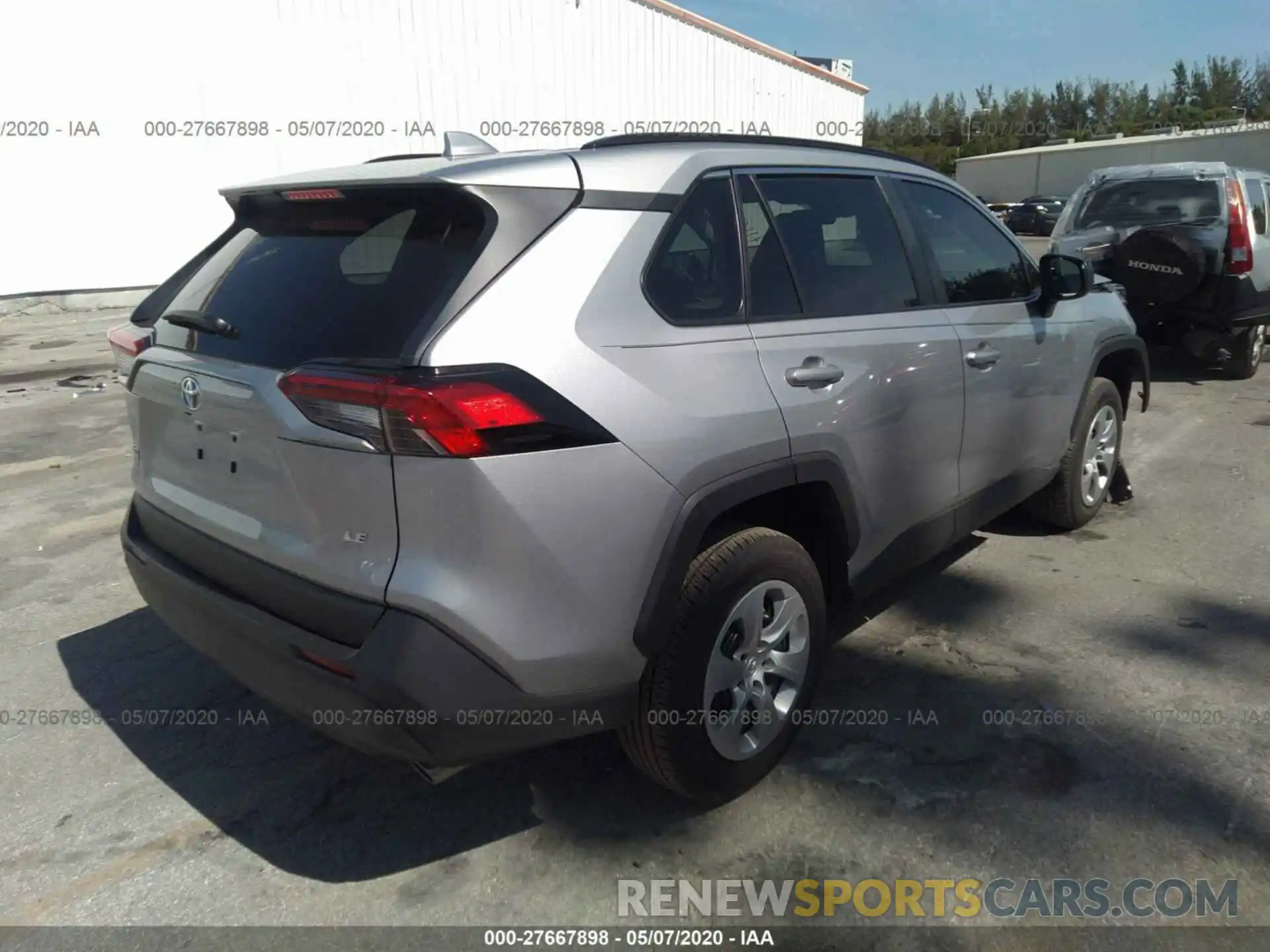 4 Photograph of a damaged car 2T3H1RFV5KC027119 TOYOTA RAV4 2019