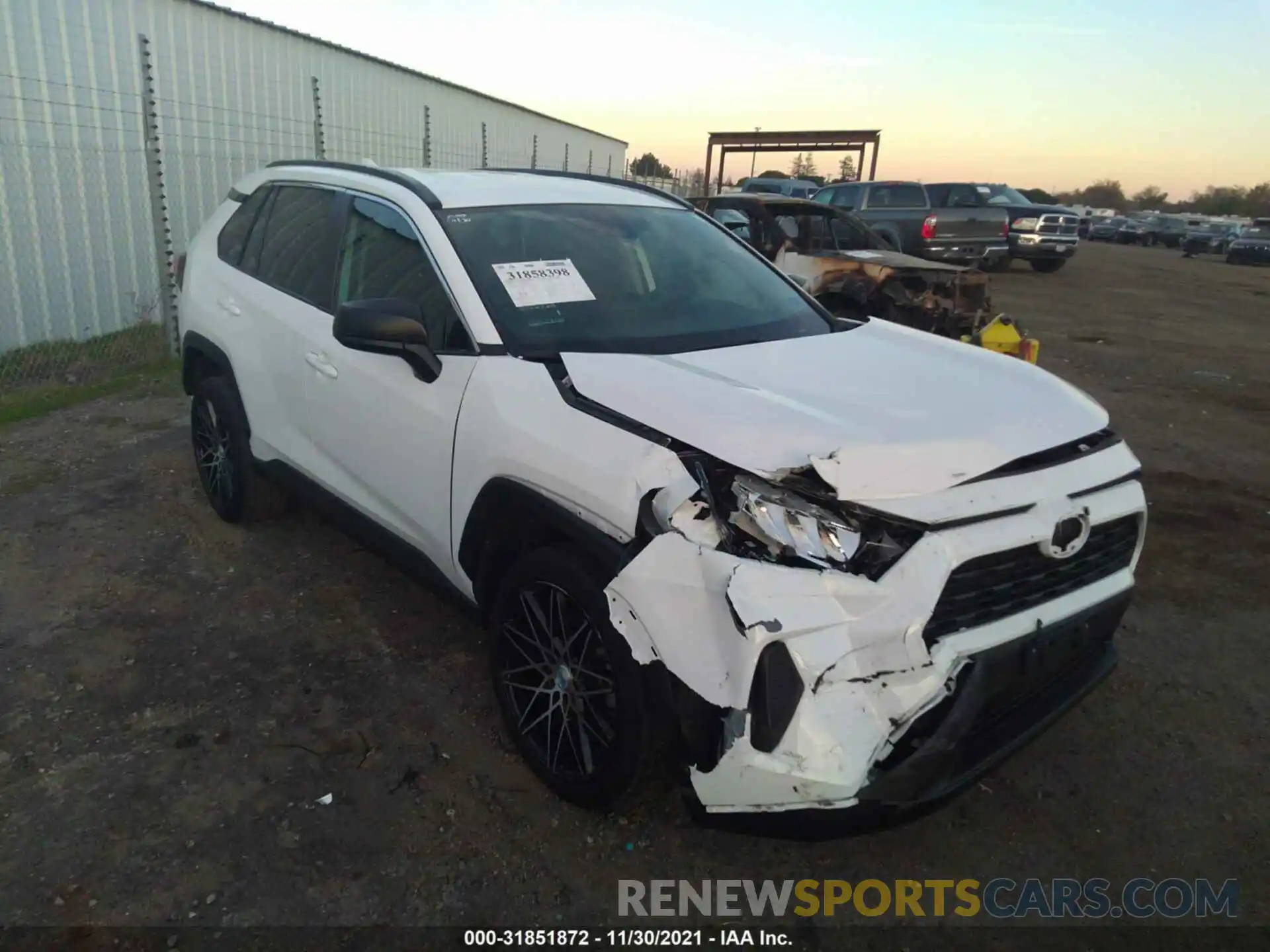 1 Photograph of a damaged car 2T3H1RFV5KW010433 TOYOTA RAV4 2019