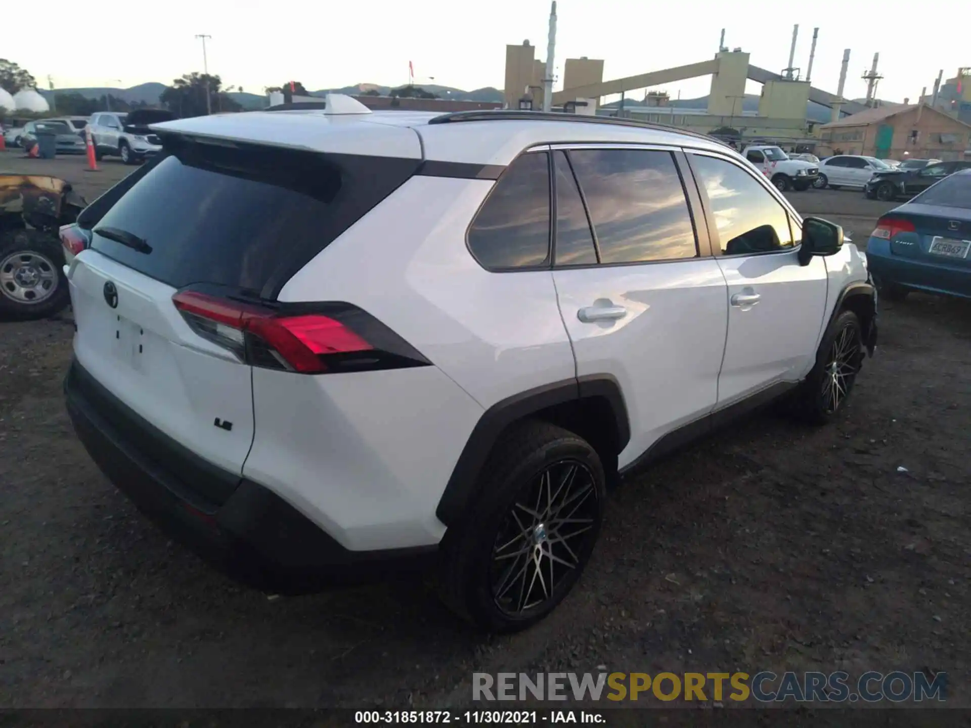 4 Photograph of a damaged car 2T3H1RFV5KW010433 TOYOTA RAV4 2019