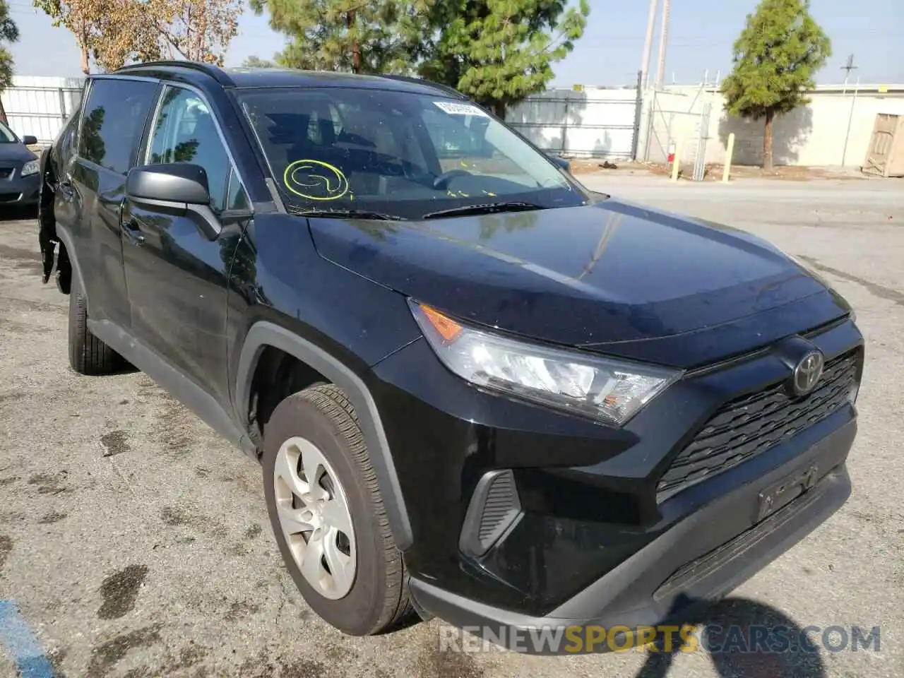 1 Photograph of a damaged car 2T3H1RFV5KW013039 TOYOTA RAV4 2019