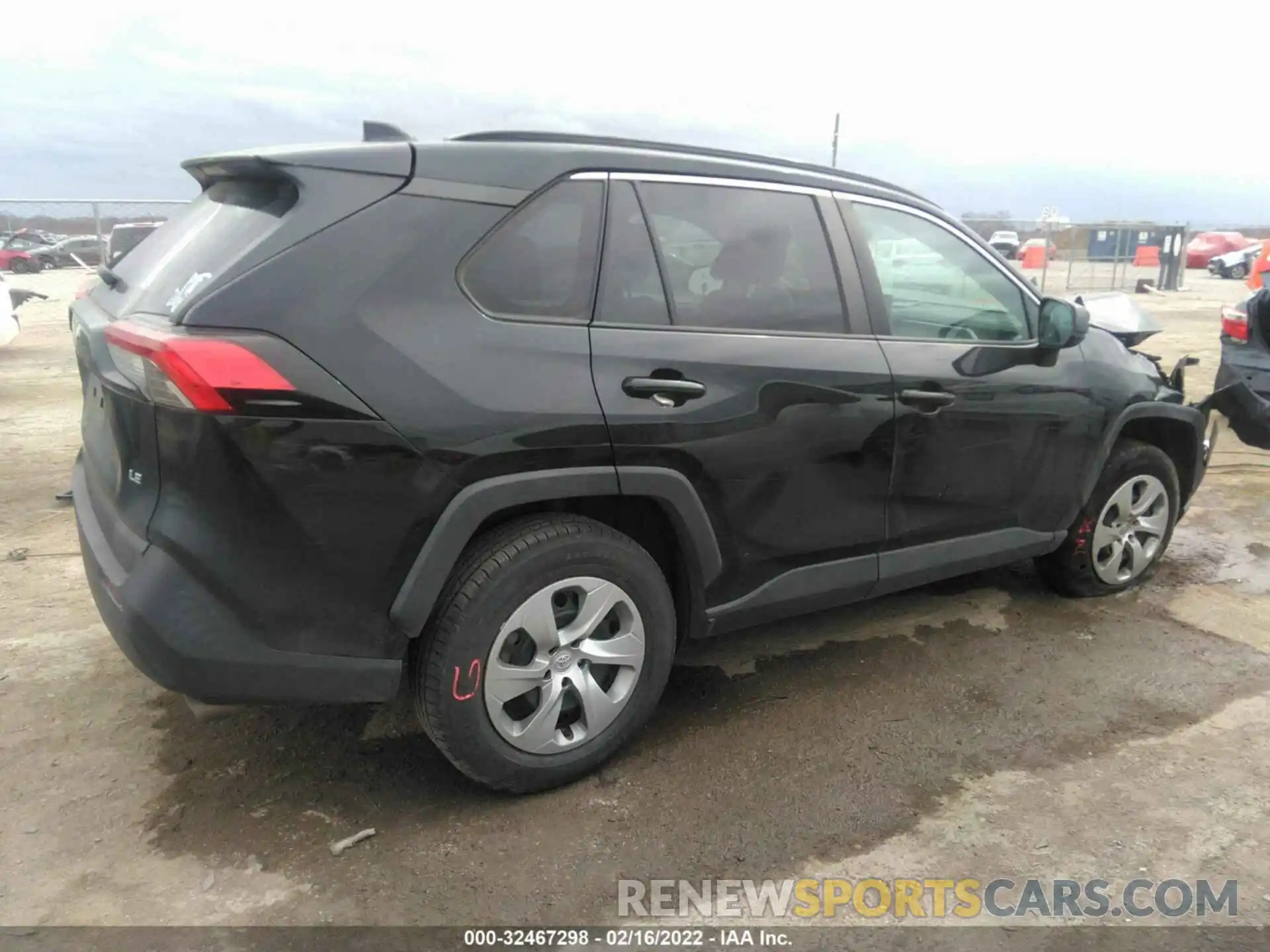 4 Photograph of a damaged car 2T3H1RFV5KW013106 TOYOTA RAV4 2019