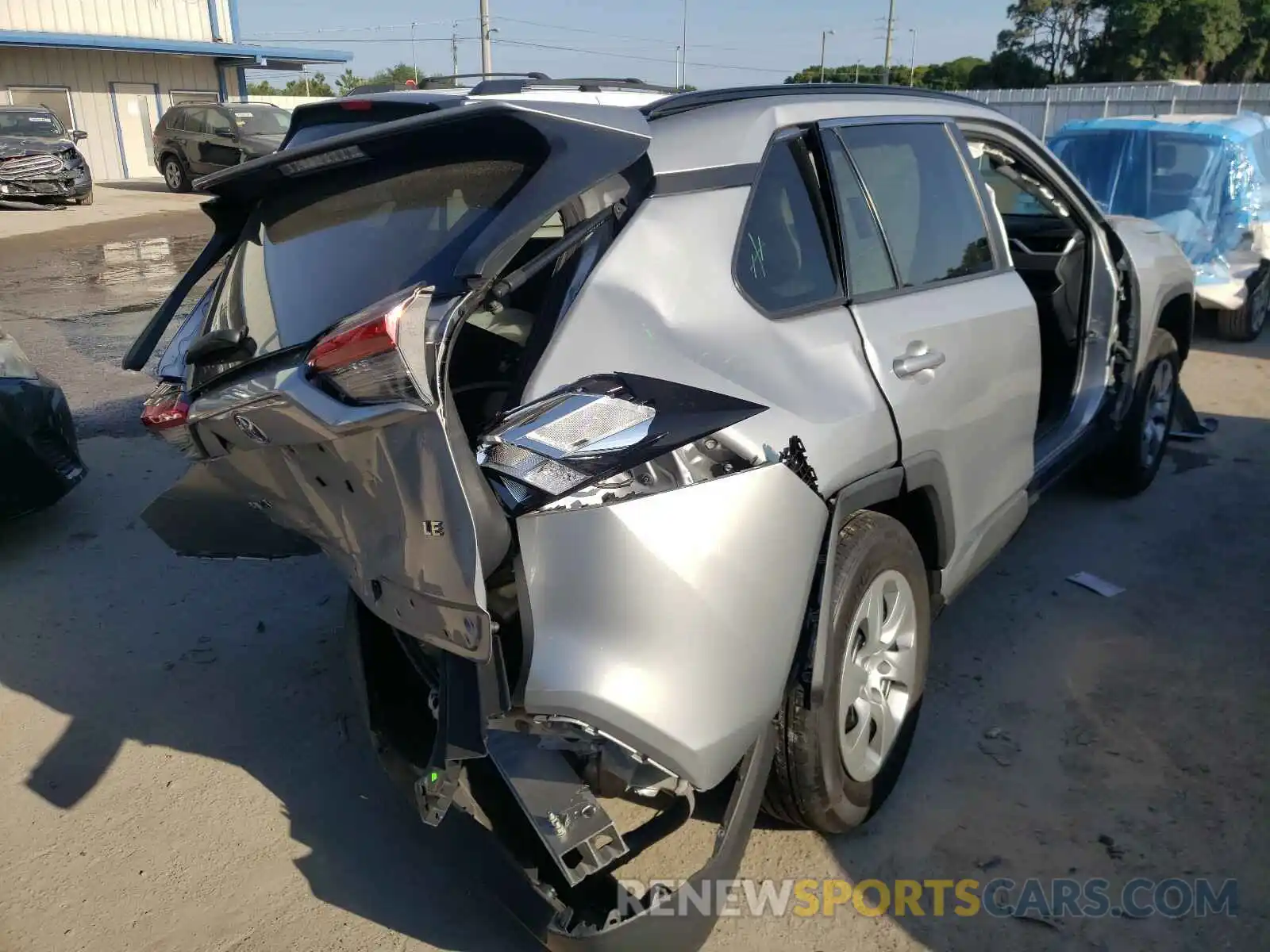 4 Photograph of a damaged car 2T3H1RFV5KW028138 TOYOTA RAV4 2019