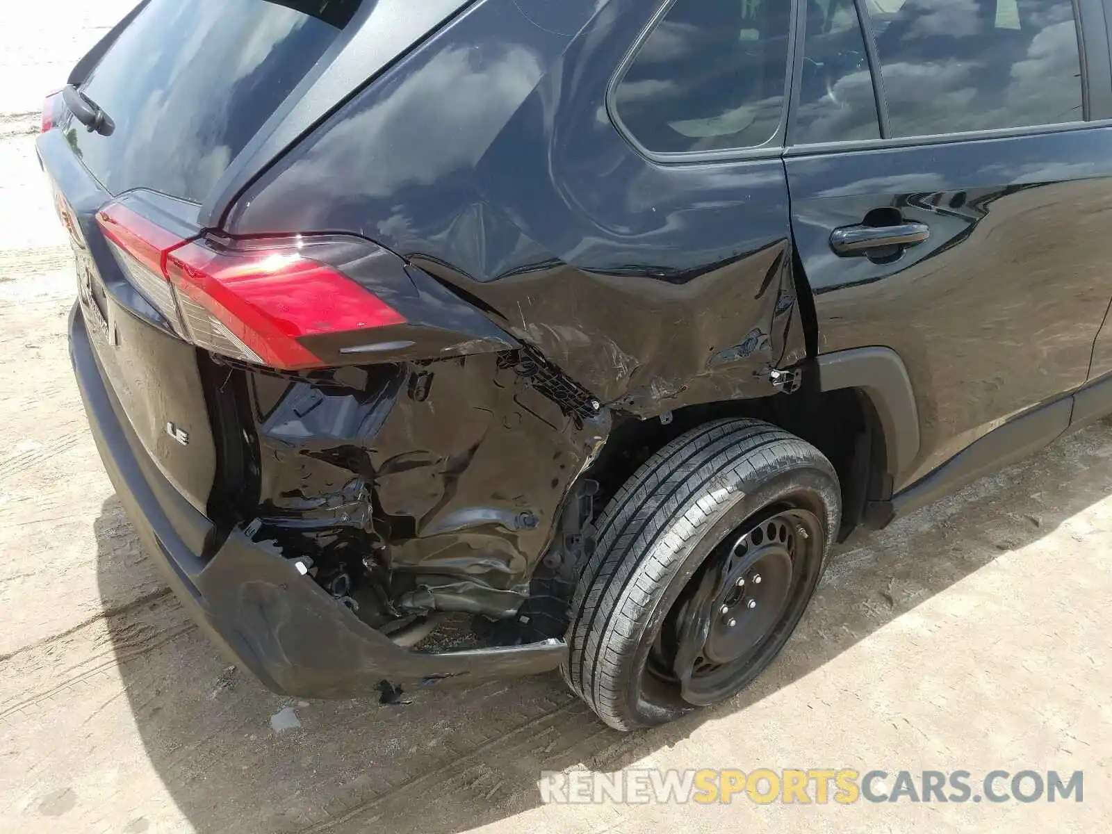 9 Photograph of a damaged car 2T3H1RFV5KW028303 TOYOTA RAV4 2019