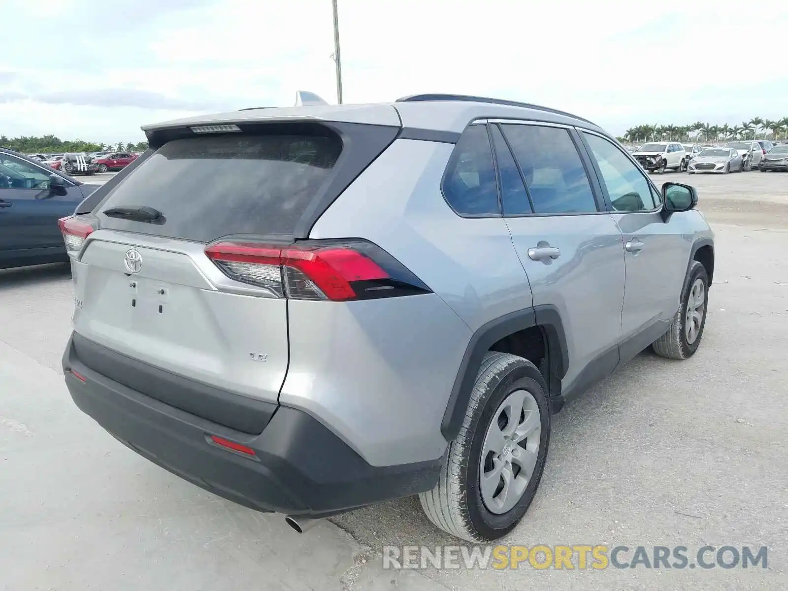 4 Photograph of a damaged car 2T3H1RFV5KW034456 TOYOTA RAV4 2019