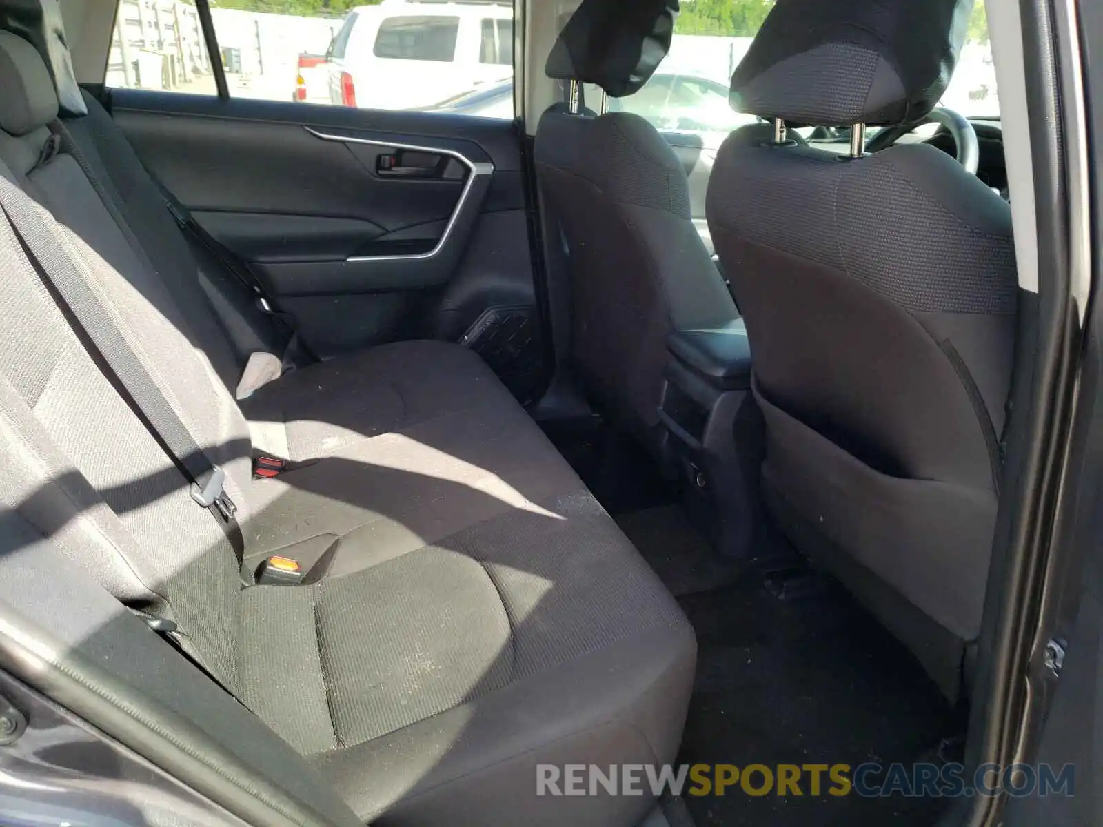 6 Photograph of a damaged car 2T3H1RFV5KW034506 TOYOTA RAV4 2019