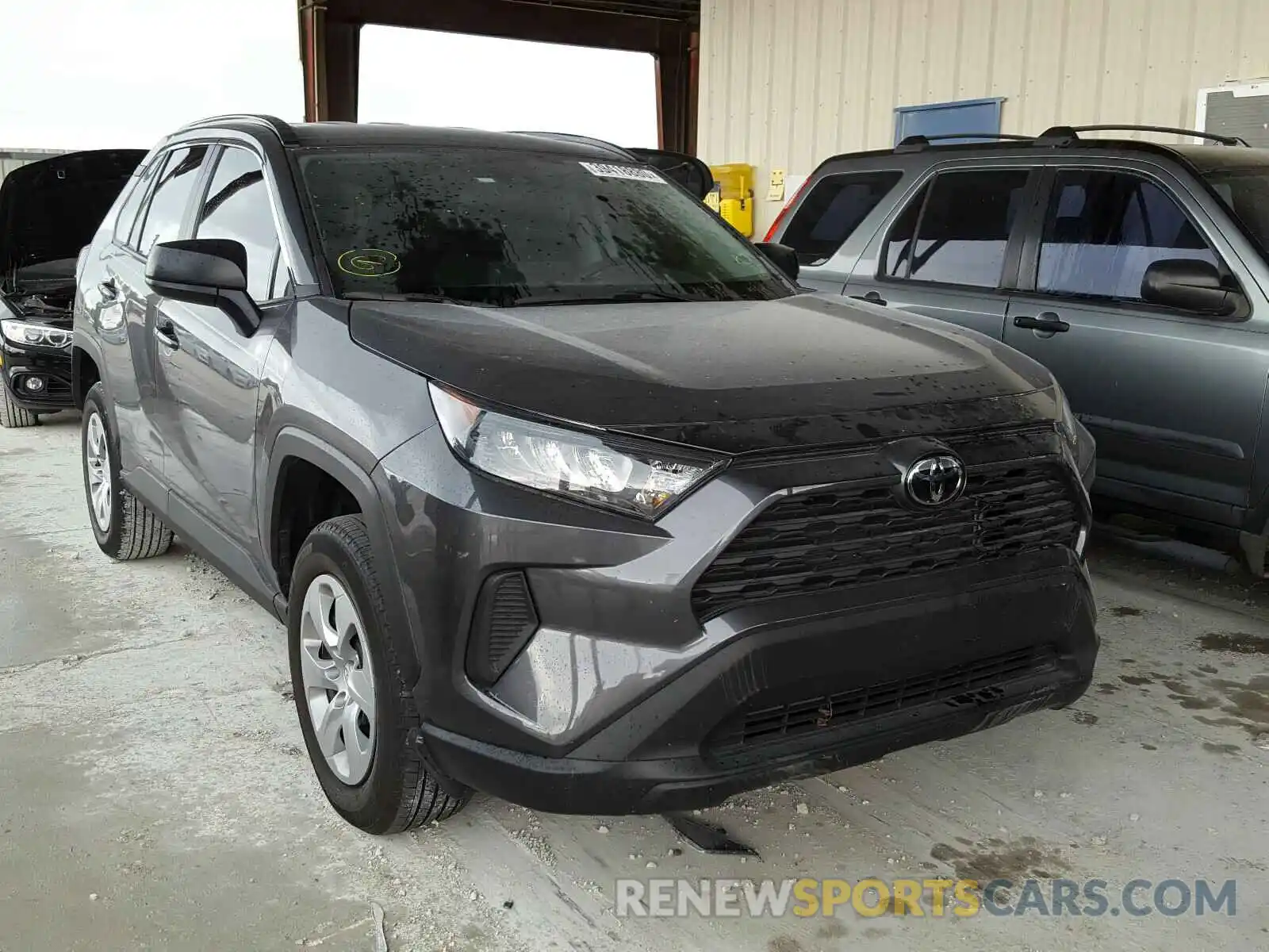 1 Photograph of a damaged car 2T3H1RFV5KW040502 TOYOTA RAV4 2019