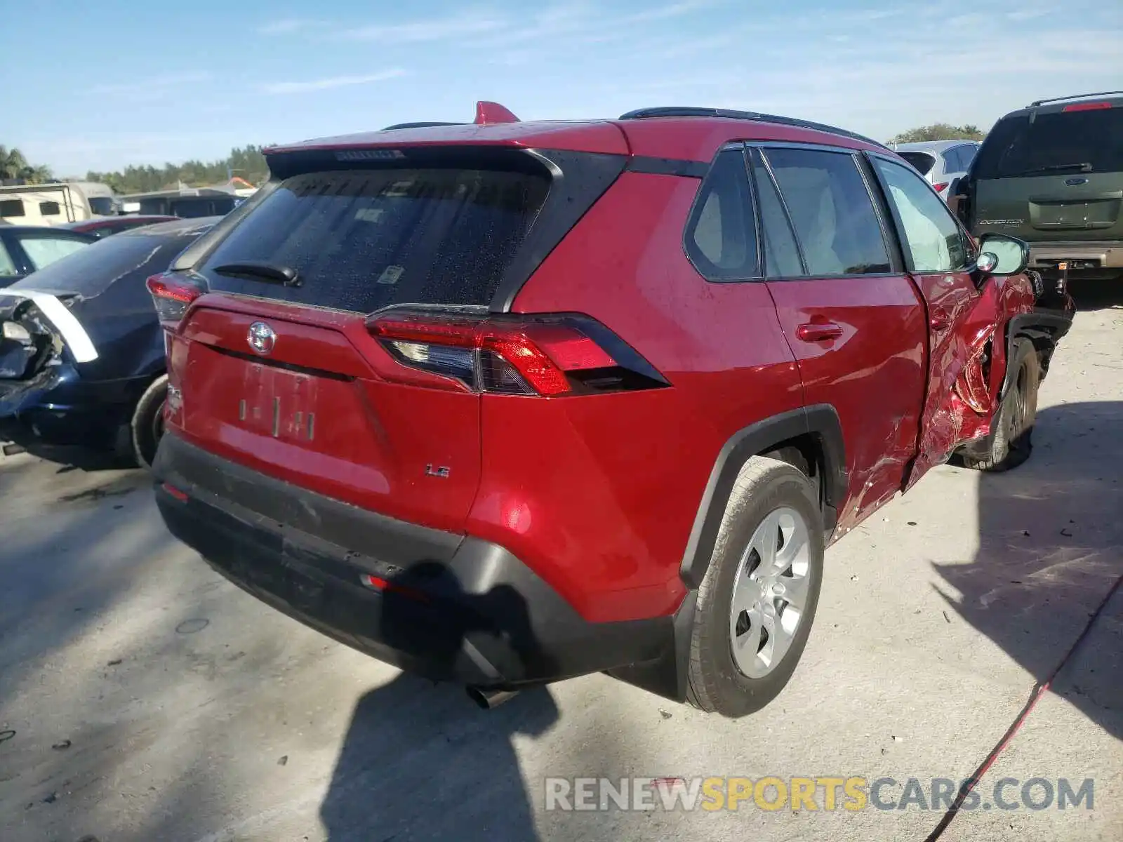 4 Photograph of a damaged car 2T3H1RFV5KW040709 TOYOTA RAV4 2019