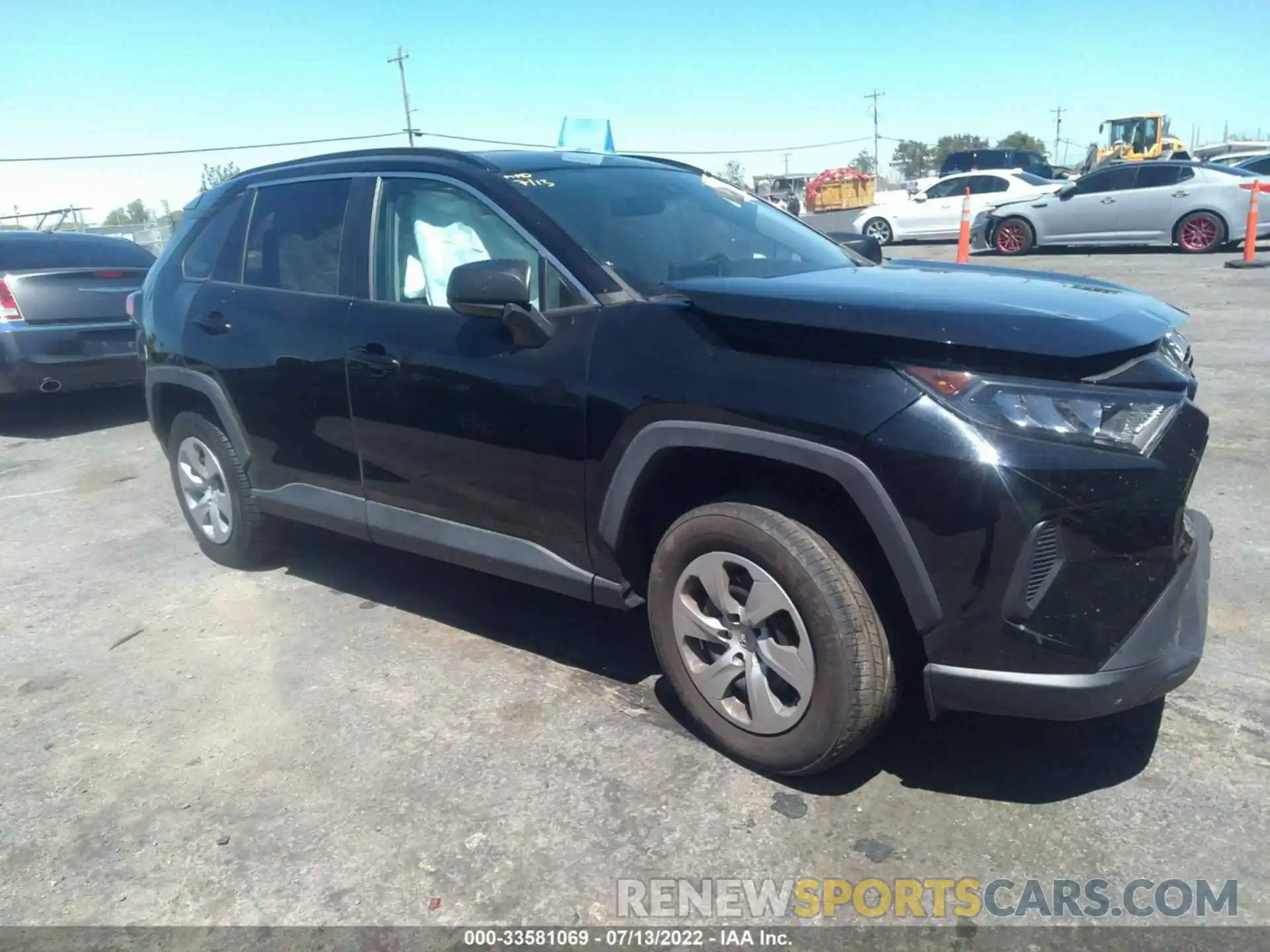 1 Photograph of a damaged car 2T3H1RFV5KW047823 TOYOTA RAV4 2019