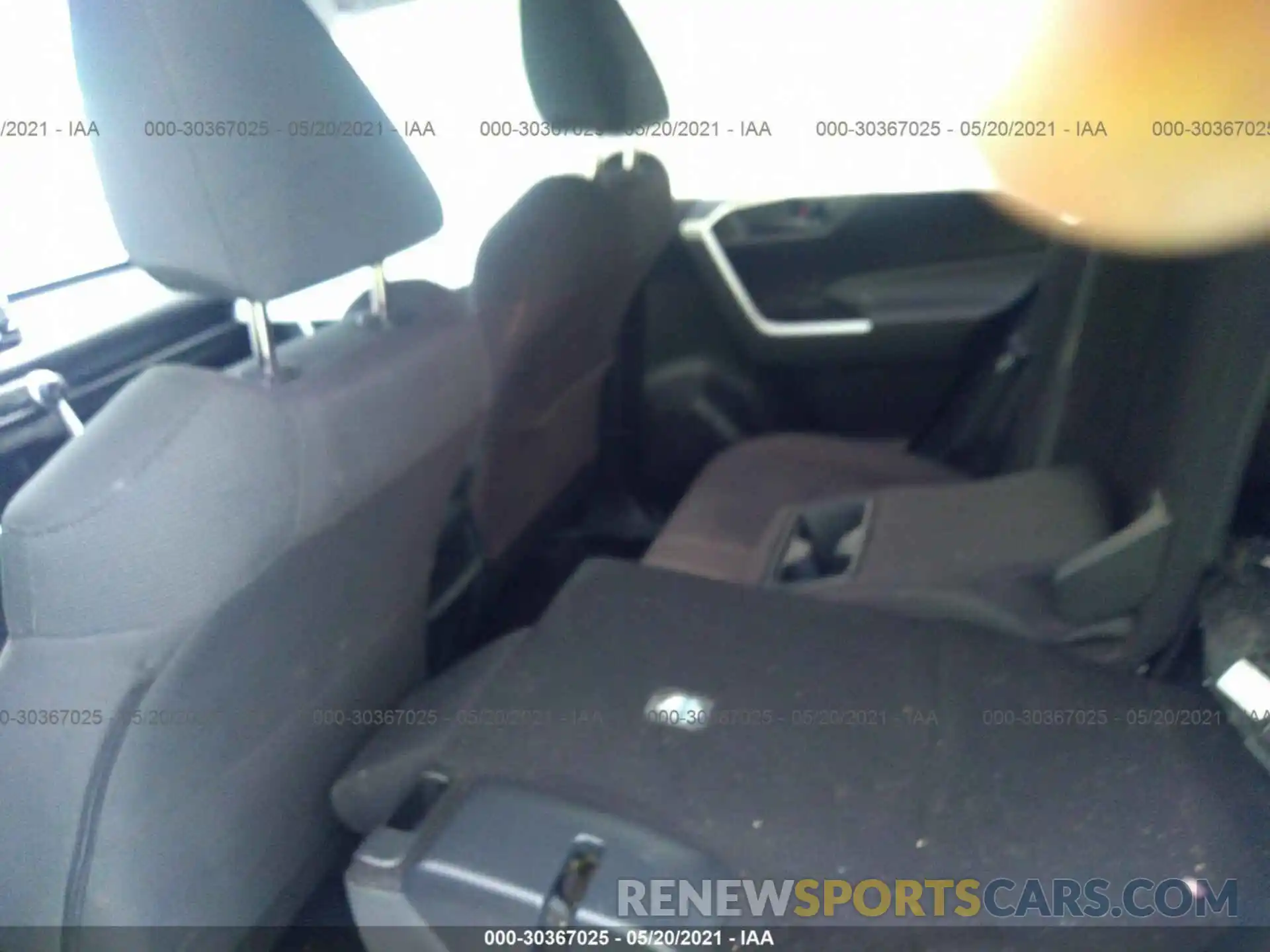 8 Photograph of a damaged car 2T3H1RFV5KW050592 TOYOTA RAV4 2019